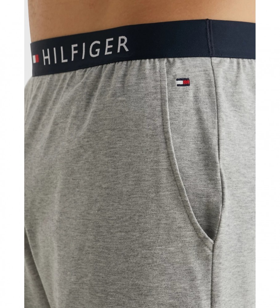 Shorts de malha com logo da Tommy Hilfiger na cor cinza.
