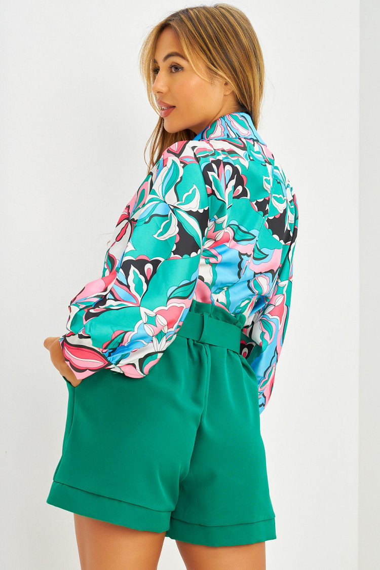 Ensemble chemise satinée crop à motifs floraux verte + short vert taille haute
