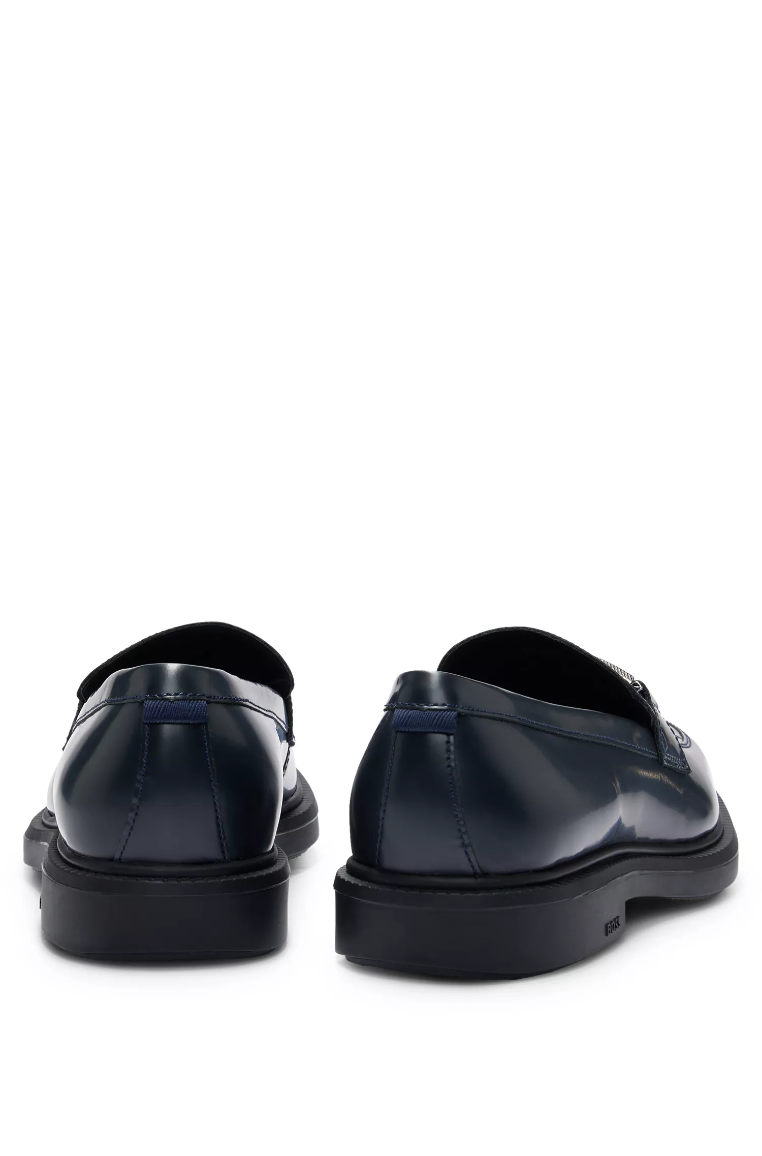 Mocassins BOSS com acabamento Black-Bit em couro escovado.