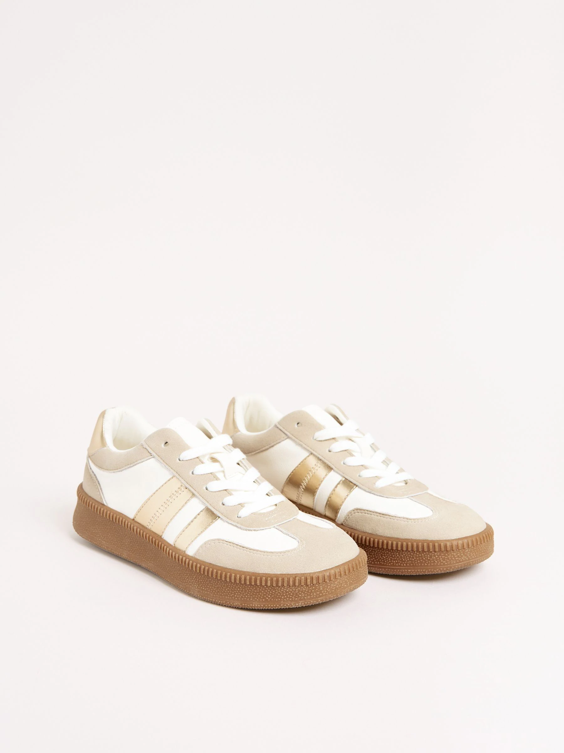 Wit en goudkleurig - Friends Like These retro sportschoenen met veters en rubberen zool