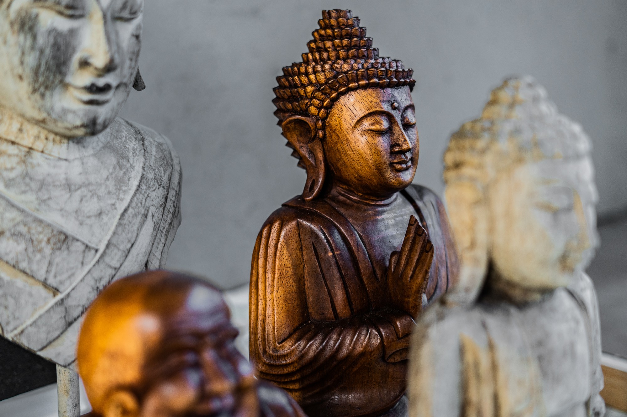 Handgeschnitzte Buddha-Skulptur 'Chakra', L 13 cm, B 24 cm, H 31 cm von fischer's lagerhaus