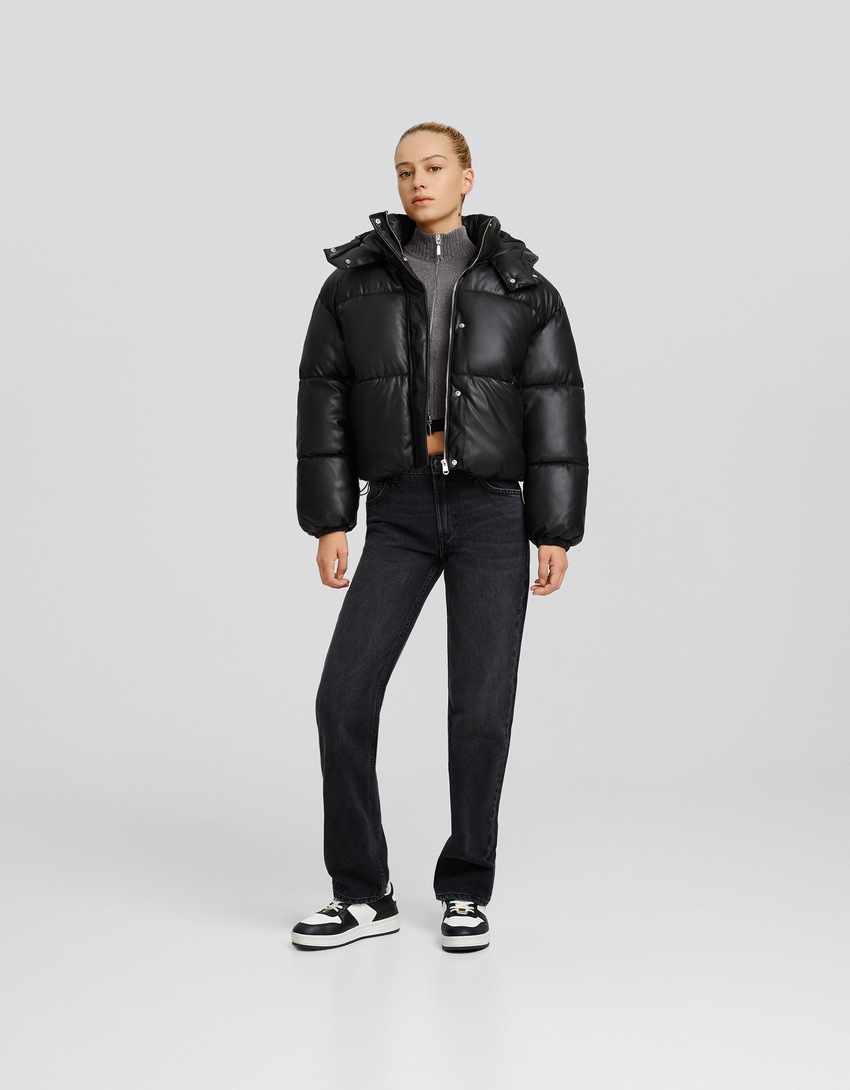 Jaqueta puffer com efeito de couro e capuz.