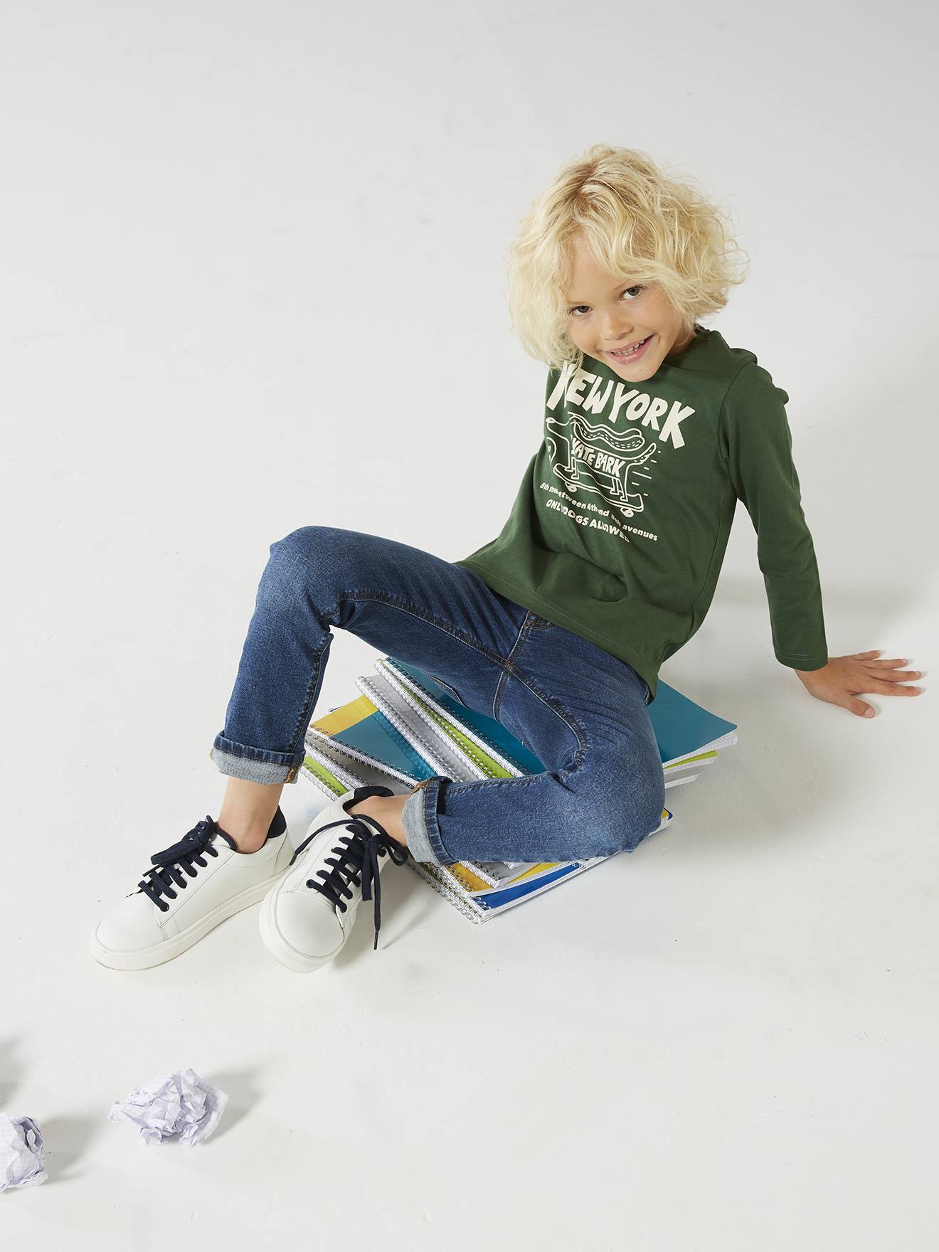 Calça jeans básica slim para meninos, cor pedra