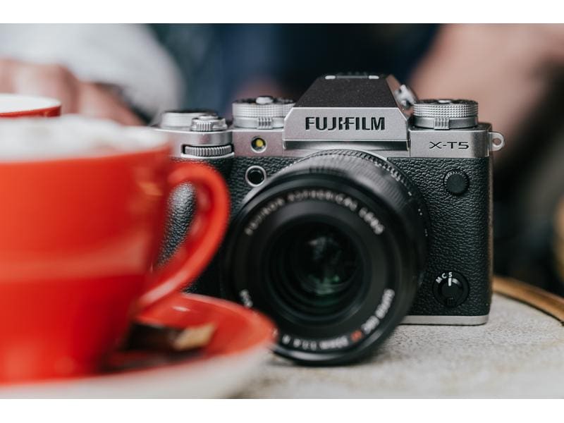 Fujifilm Fotokamera X-T5 Kit XF 16-50mm Silber Spiegellose Systemkamera mit 40.2 Megapixel-Sensor und integriertem Fünf-Achsen-Bildstabilisator inkl. Objektiv