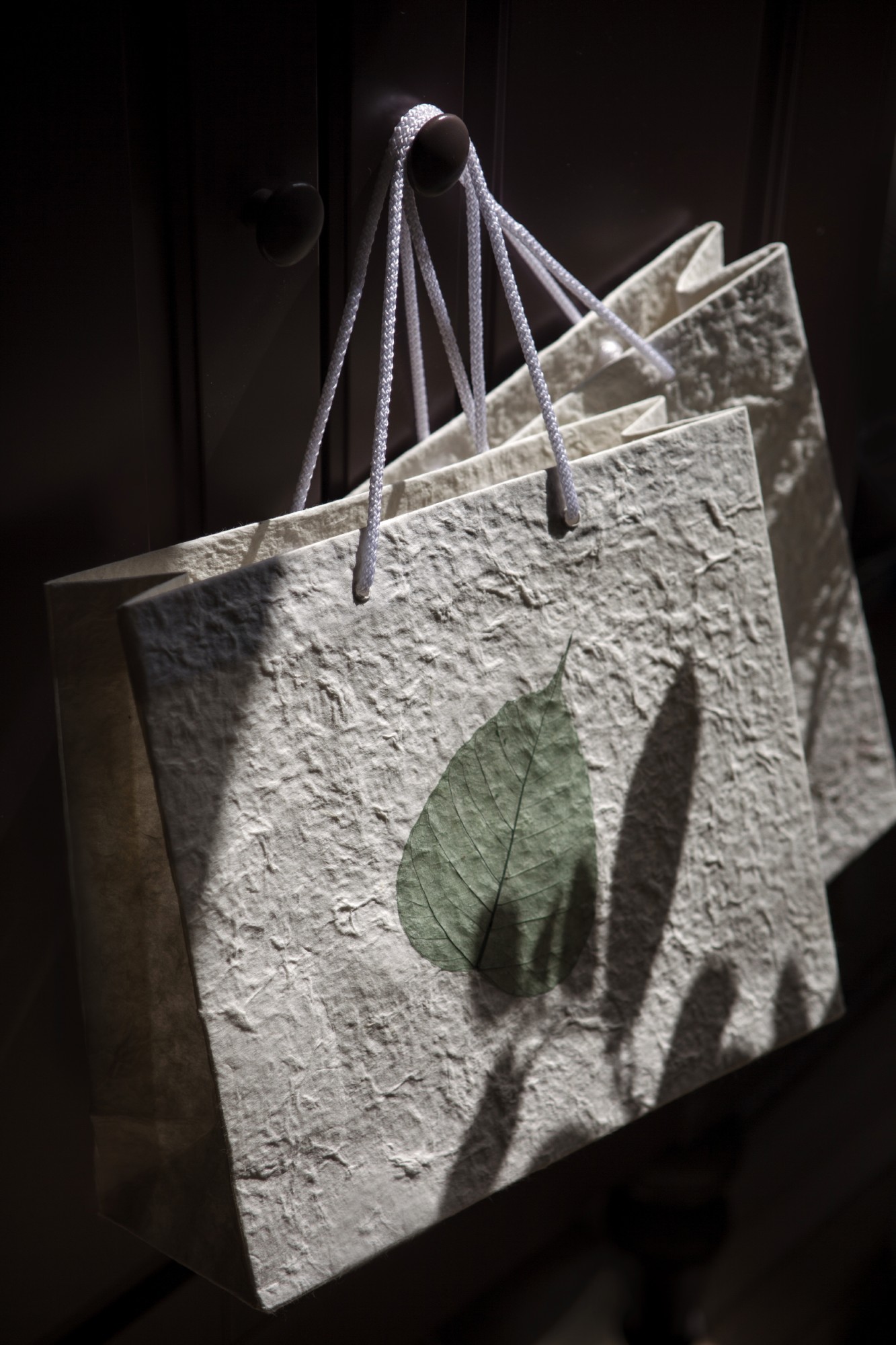 Tasche 'Bodhi-Blatt', weiß mit grünem Blatt, B 30 cm, H 25 cm, T 10 cm günstig bestellen