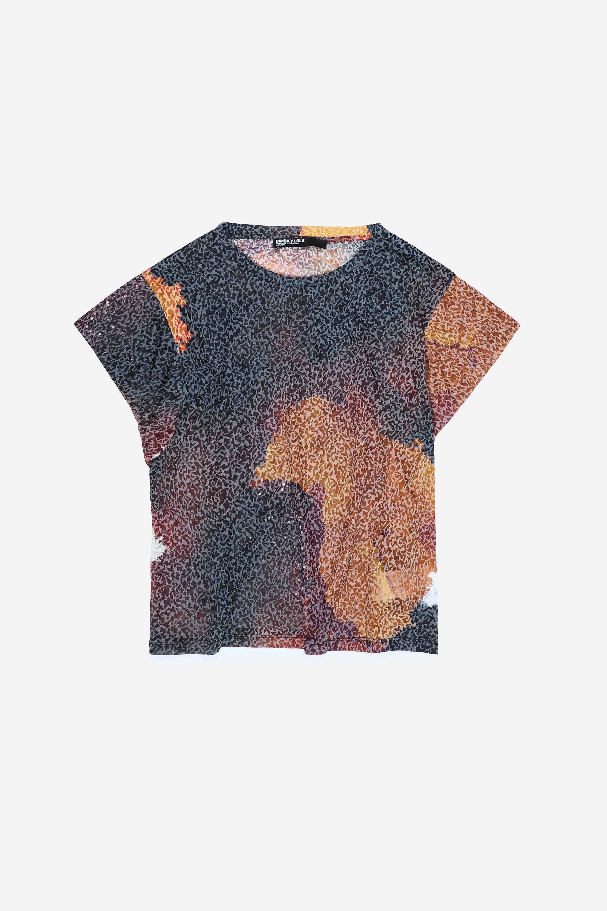 Camiseta preta com mangas em devoré