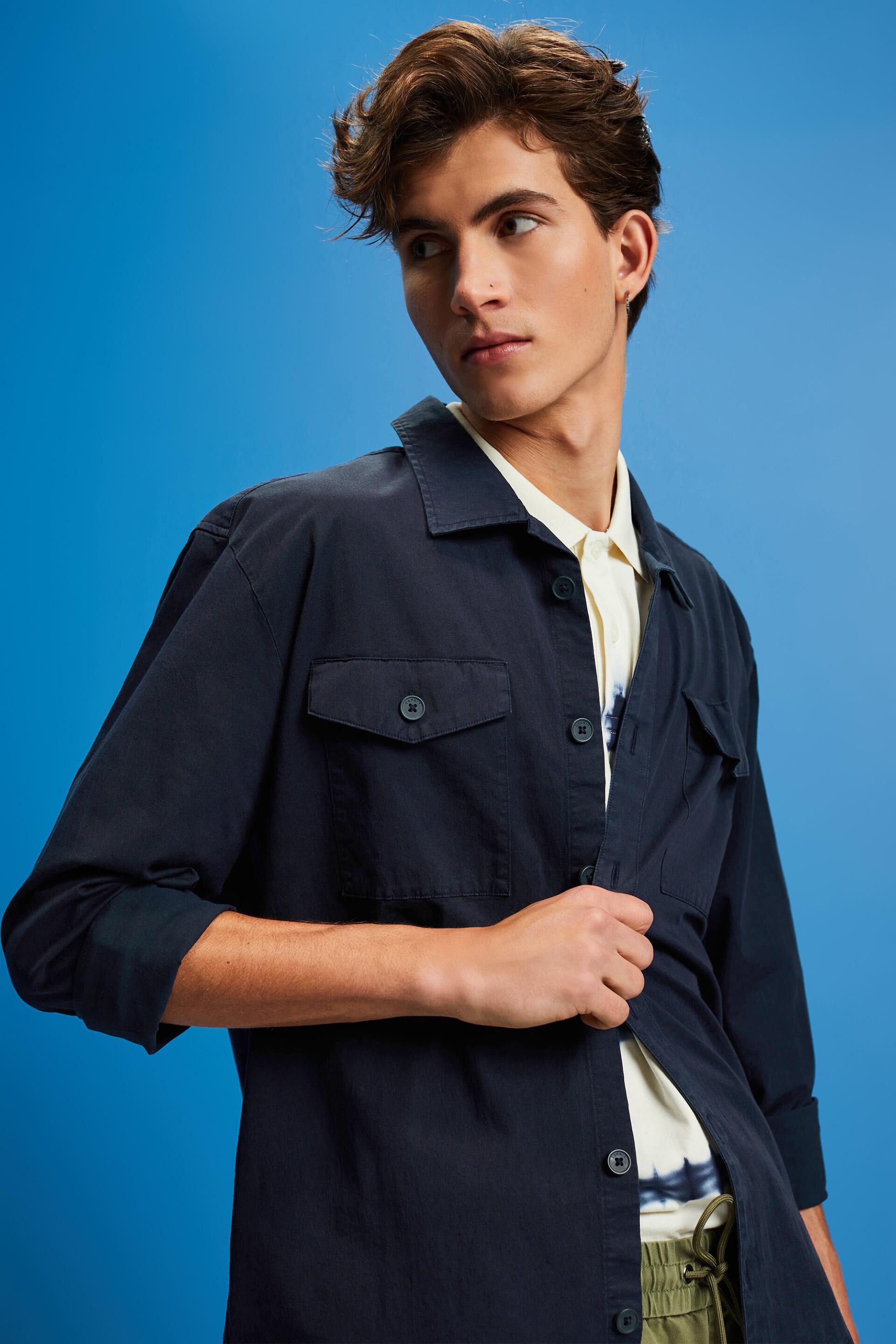 Chemise en coton munie de deux poches-poitrine