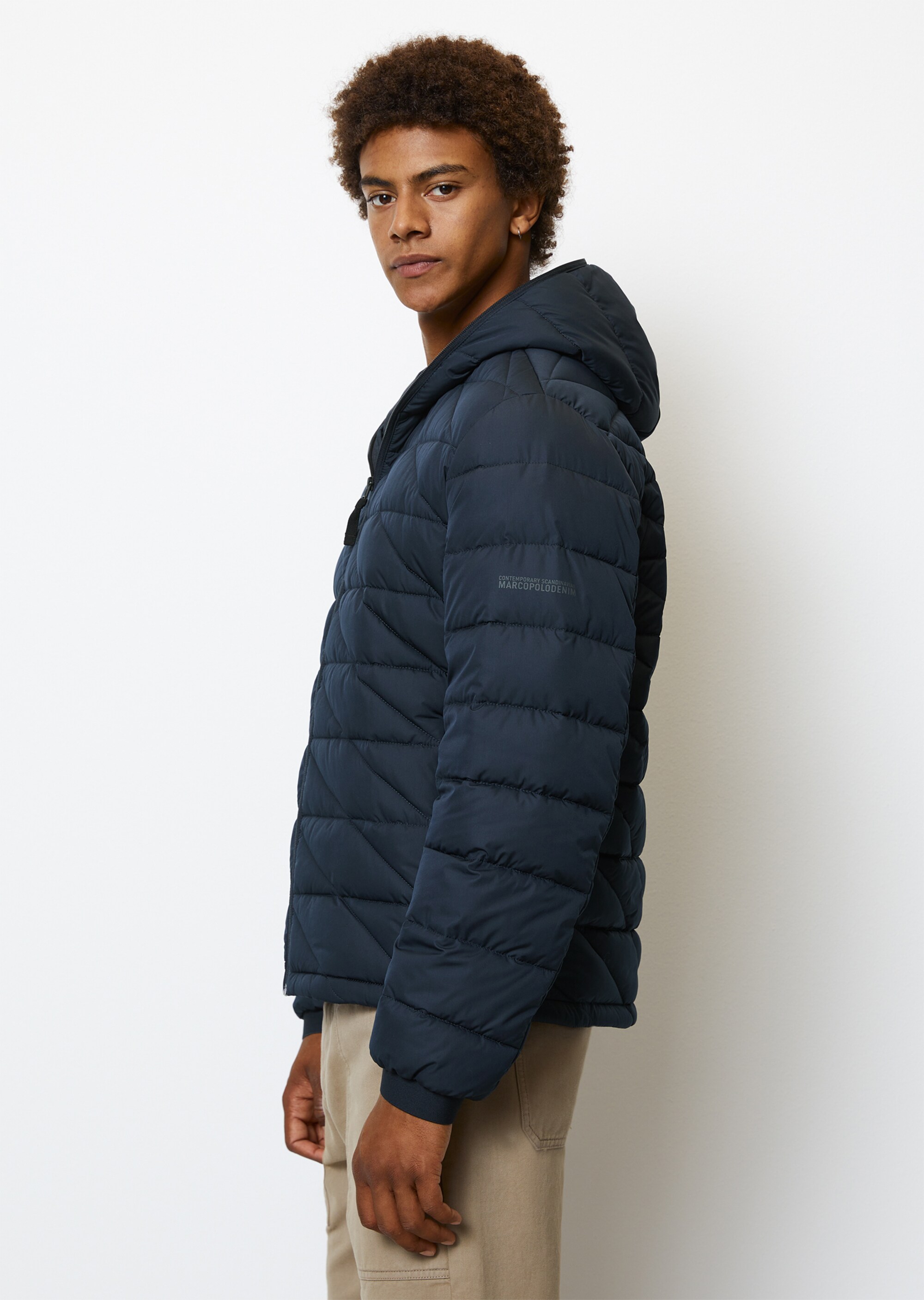Leichte Kapuzen-Steppjacke regular mit markantem Frontzipper bis zum Scheitel