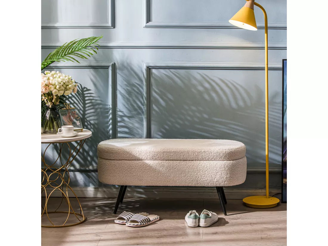 Banc en métal et bouclettes blanches