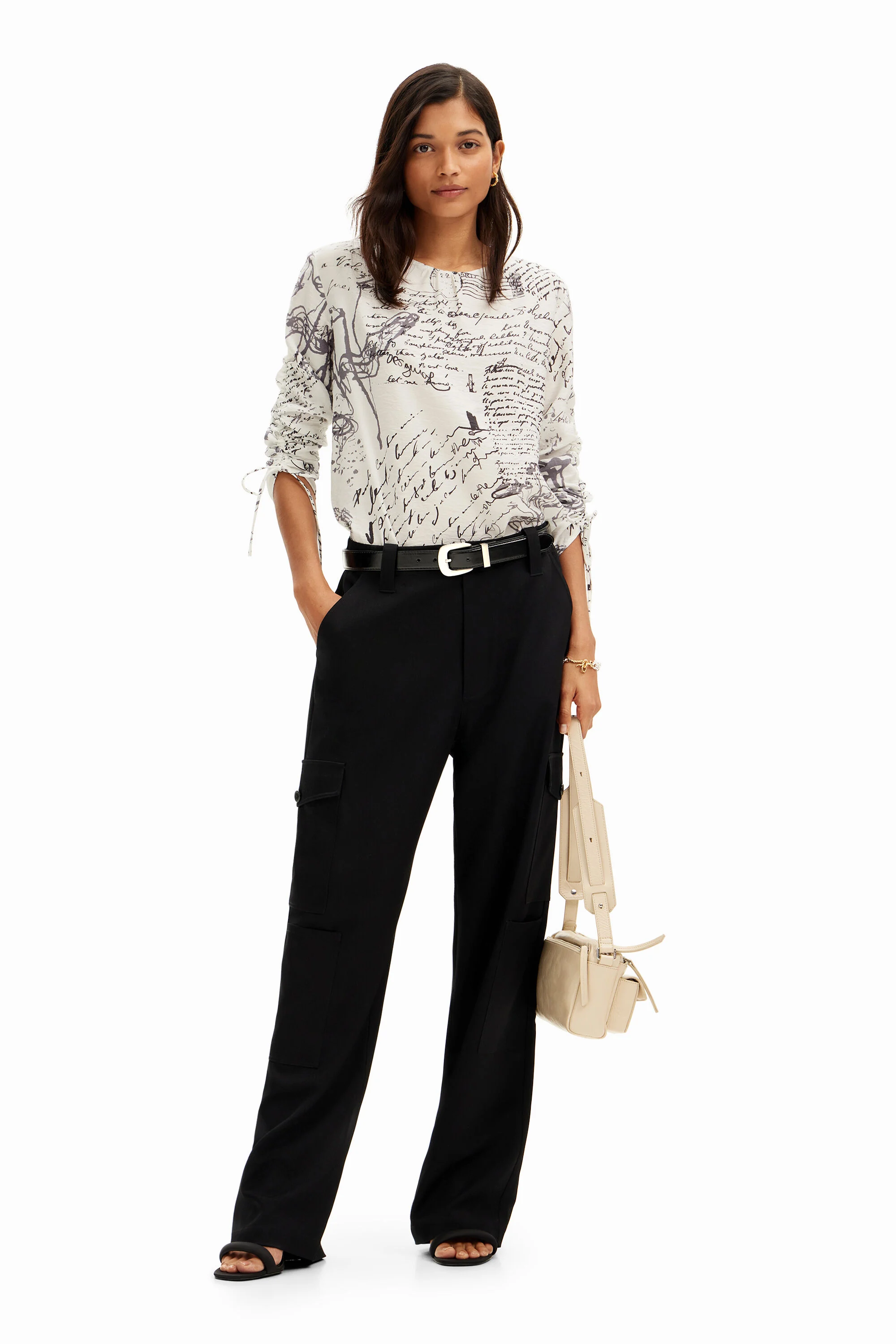 Blusa com estampa e mangas ajustáveis.