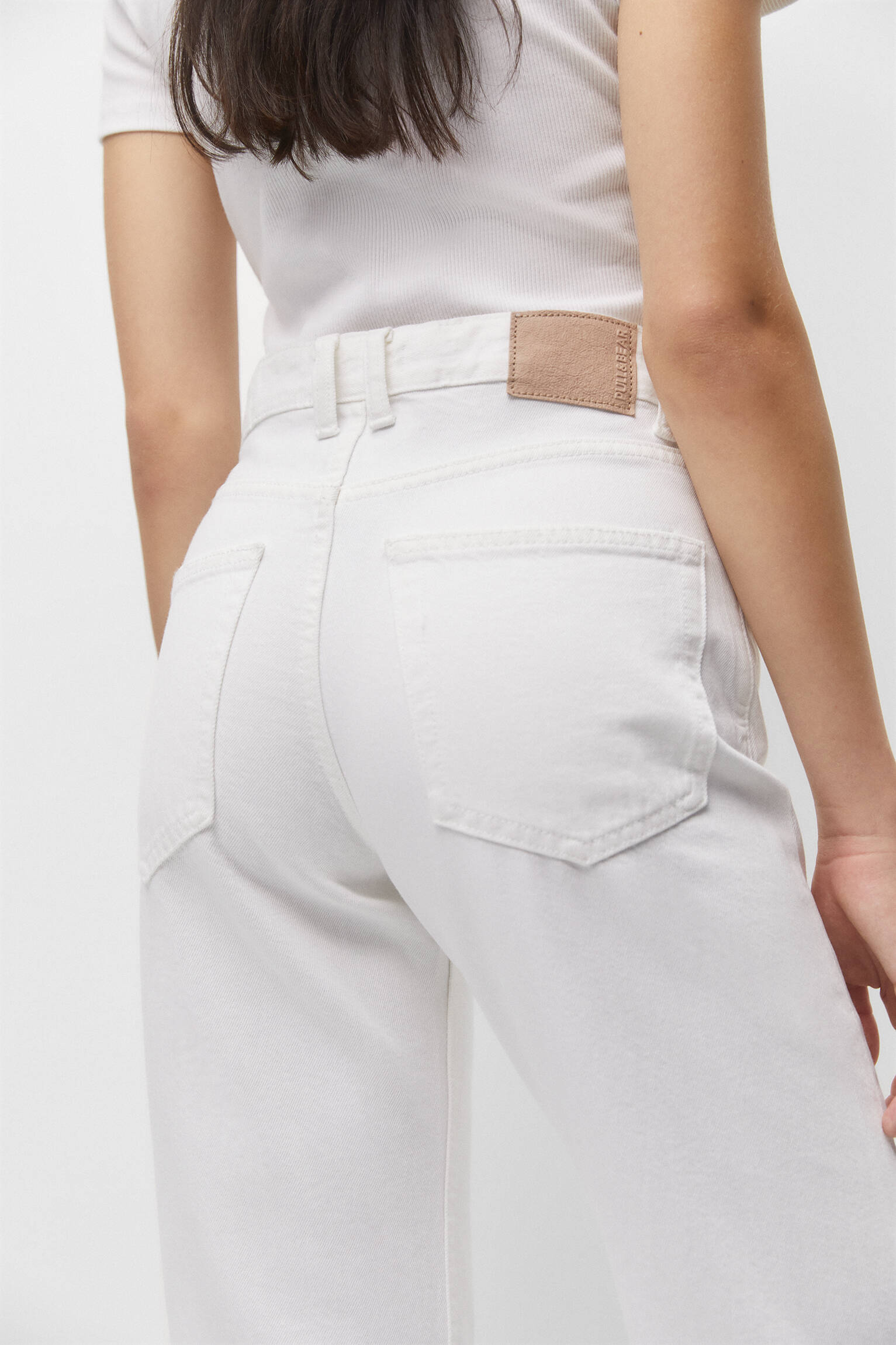 CALÇA JEANS RETA DE CINTURA MÉDIA - BRANCA