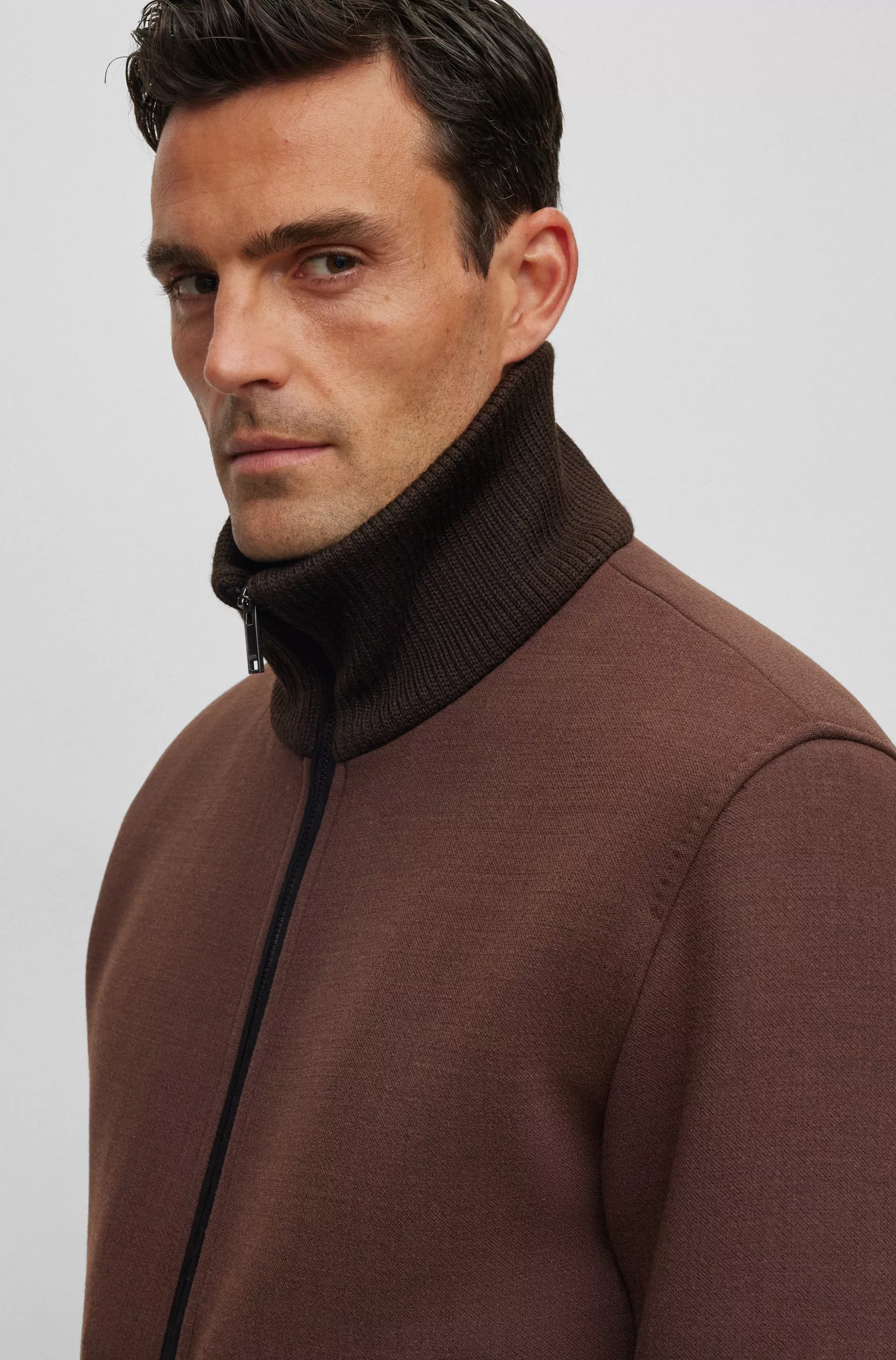 Jaqueta BOSS Camel-Padded em tecido plano com gola alta em malha