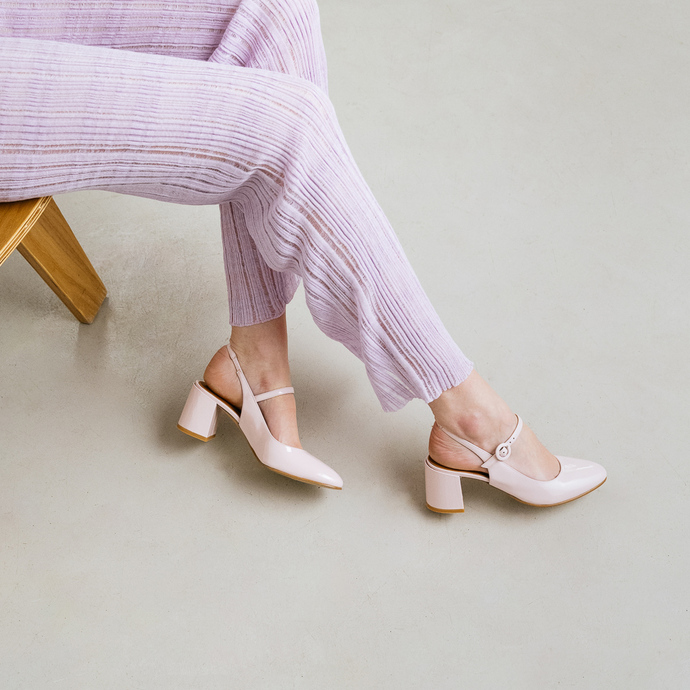 Salomés à talons et bouts pointus  en vernis rose clair