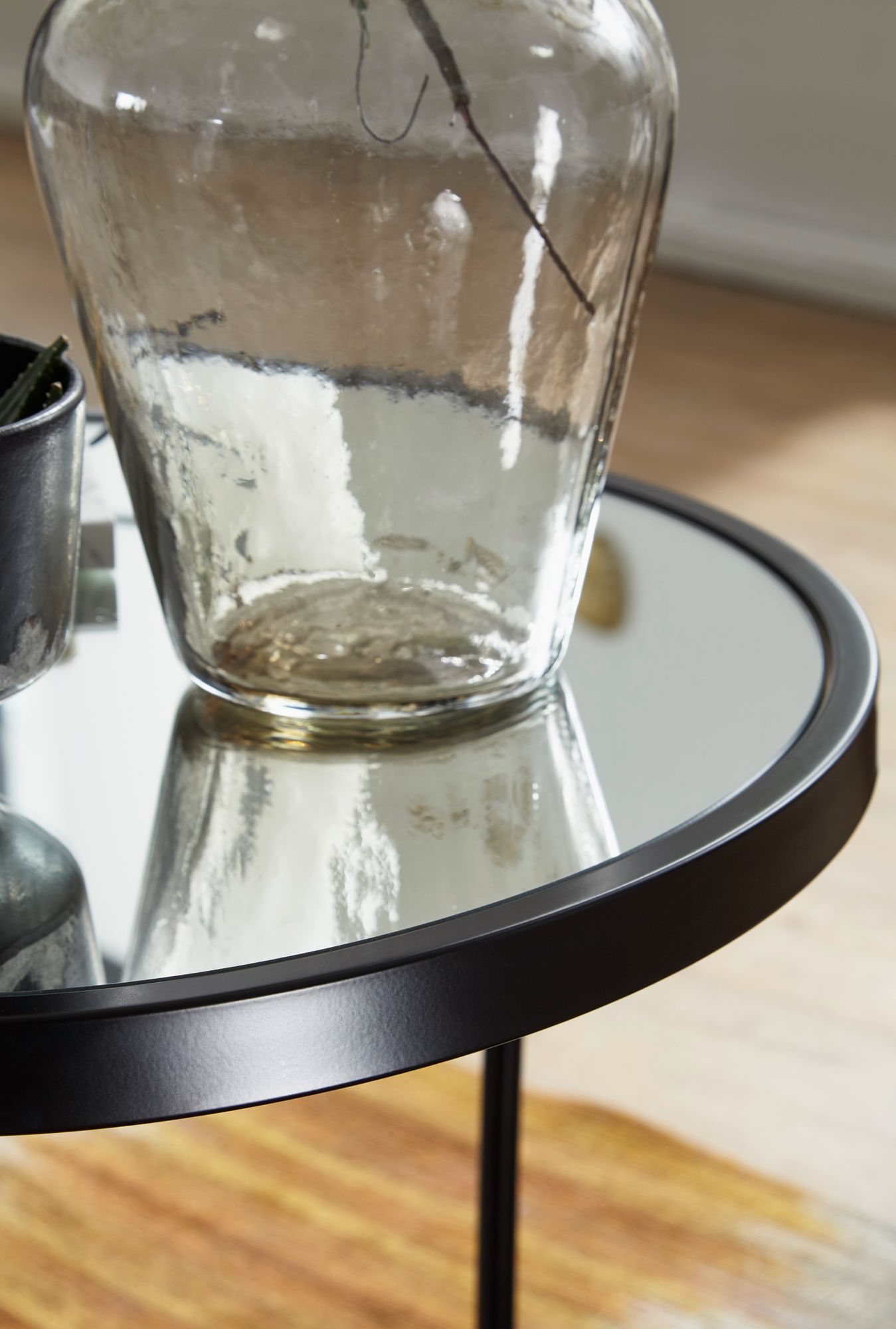 KADIMA DESIGN Edles Beistelltisch Set mit Glasplatten, modernes Design, schwarzer Farbton, 50x50,5x50 cm und 42x45,5x42 cm.