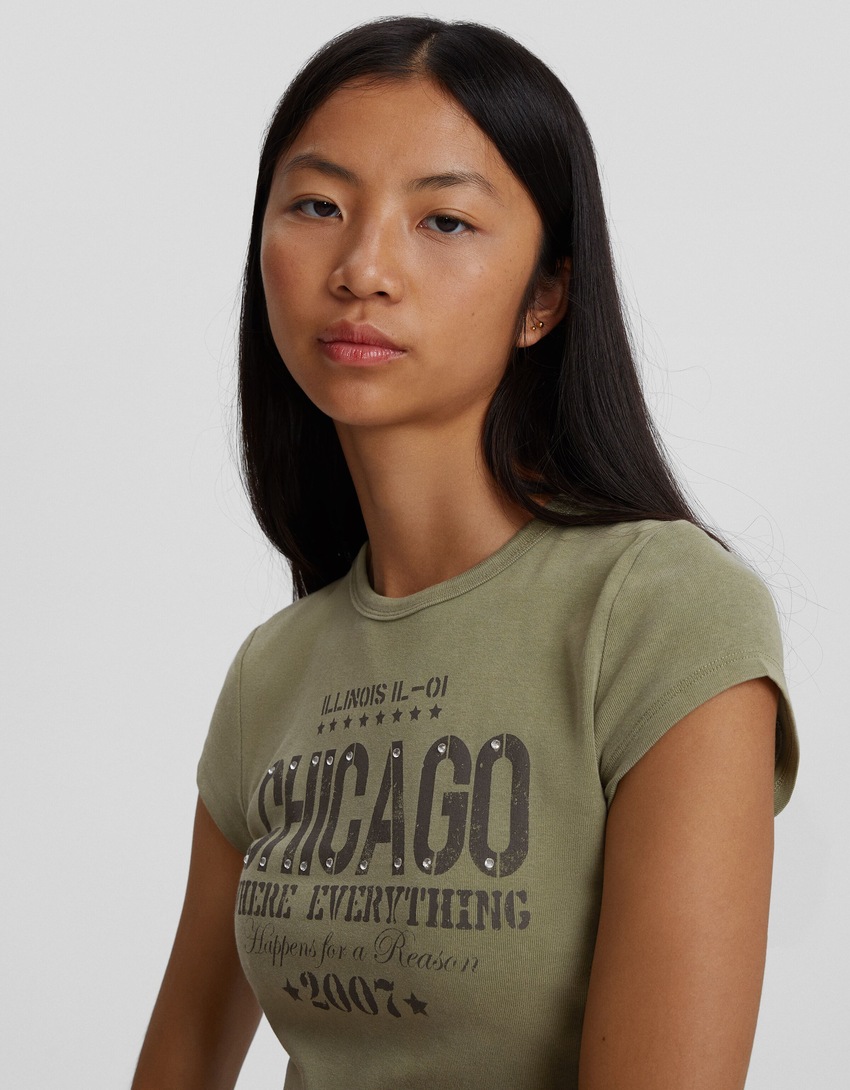 Camiseta de manga curta com estampa e modelagem ajustada