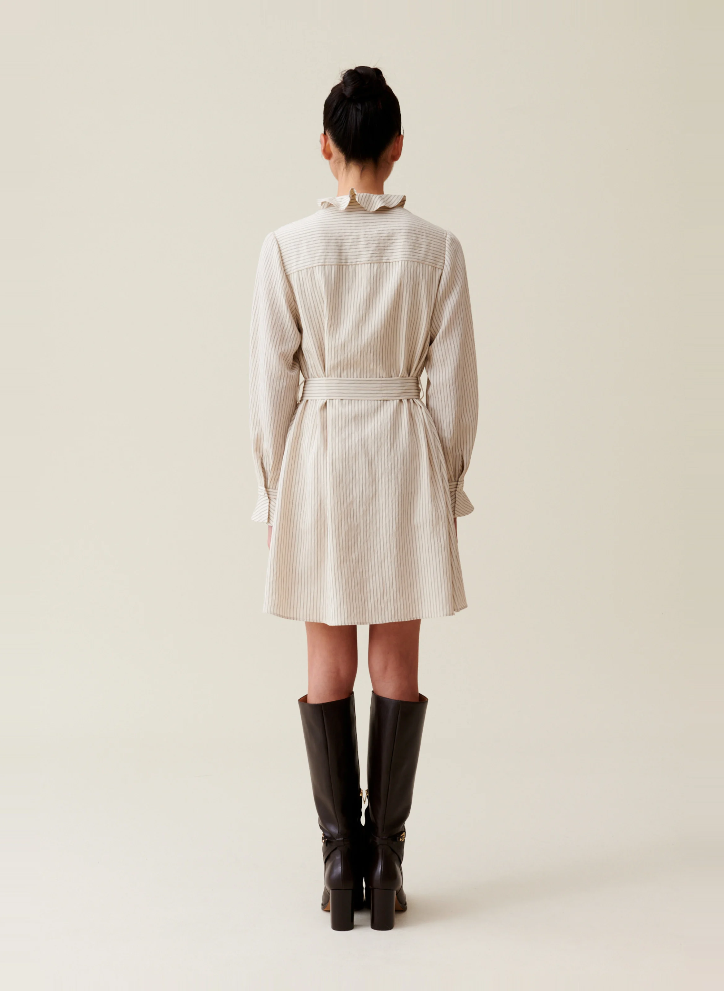 Robe courte col volanté rayée | Beige