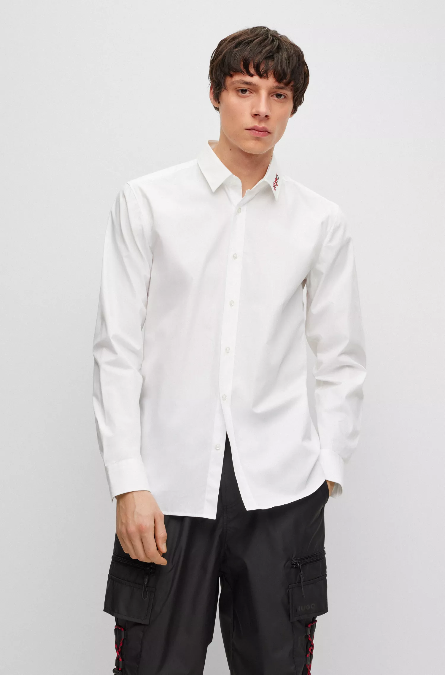 Camisa HUGO vermelha, extra slim fit, em popeline de algodão fácil de passar.