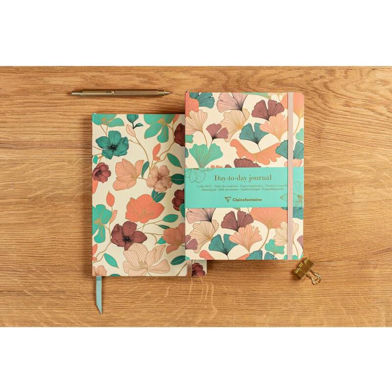Gaïa beige, DaytoDay journal A5 14,8 x 21 cm, 192 pages, dot, pochette à soufflet au dos, marquepage, fermeture élastique, ass.