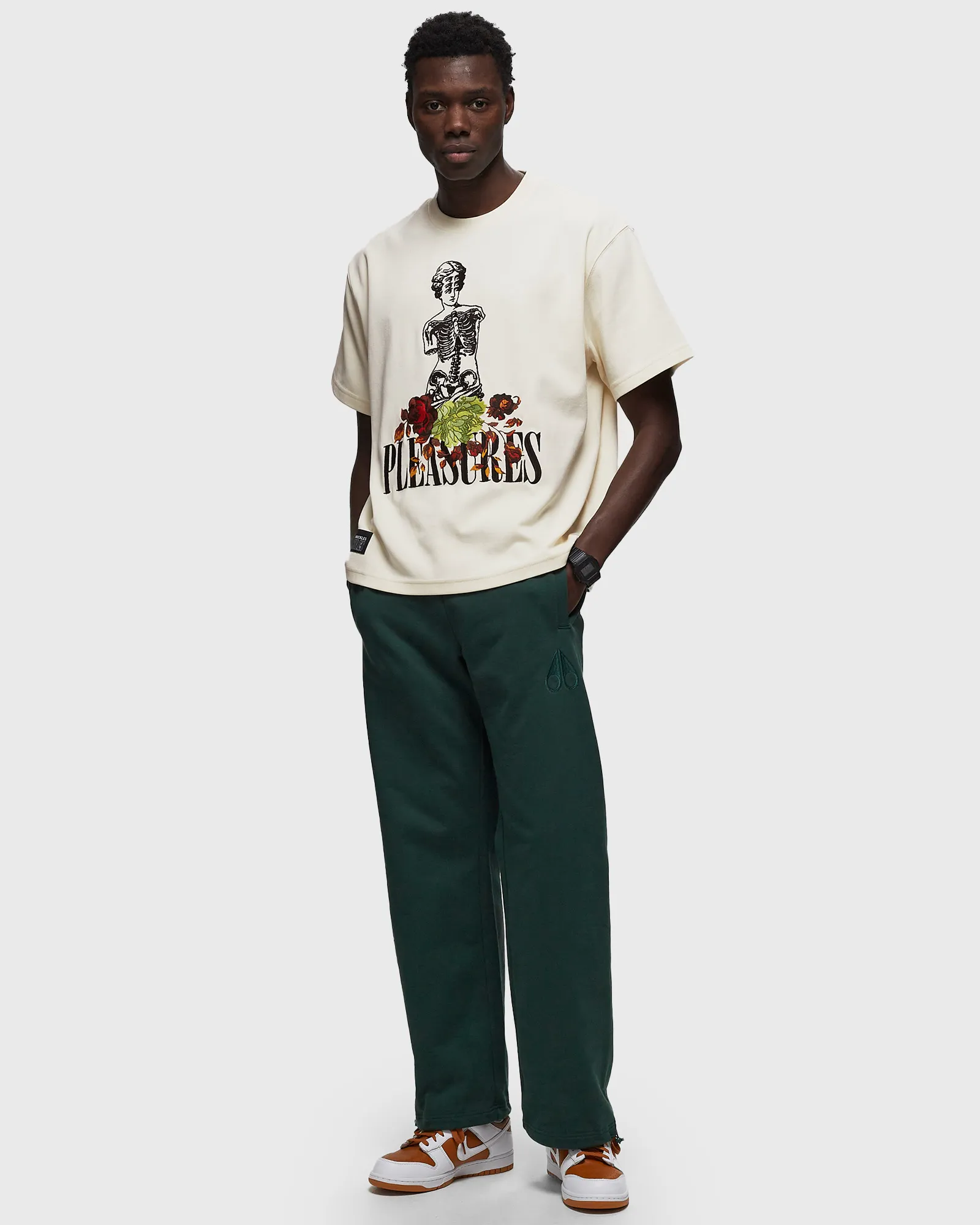 Moose Knuckles x PLEASURES STATUE GRAPHIC TEE