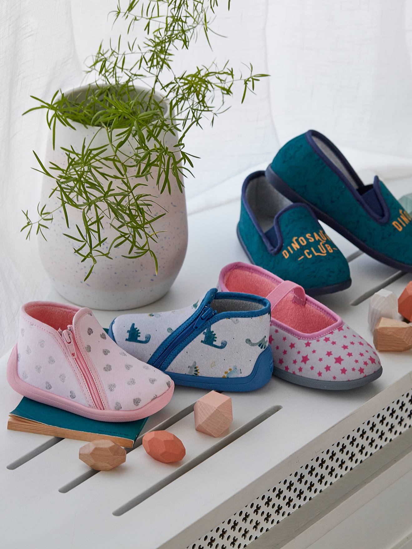 Pantufas de enfiar para meninos, fabricadas na França, tamanho médio com estampa azul.