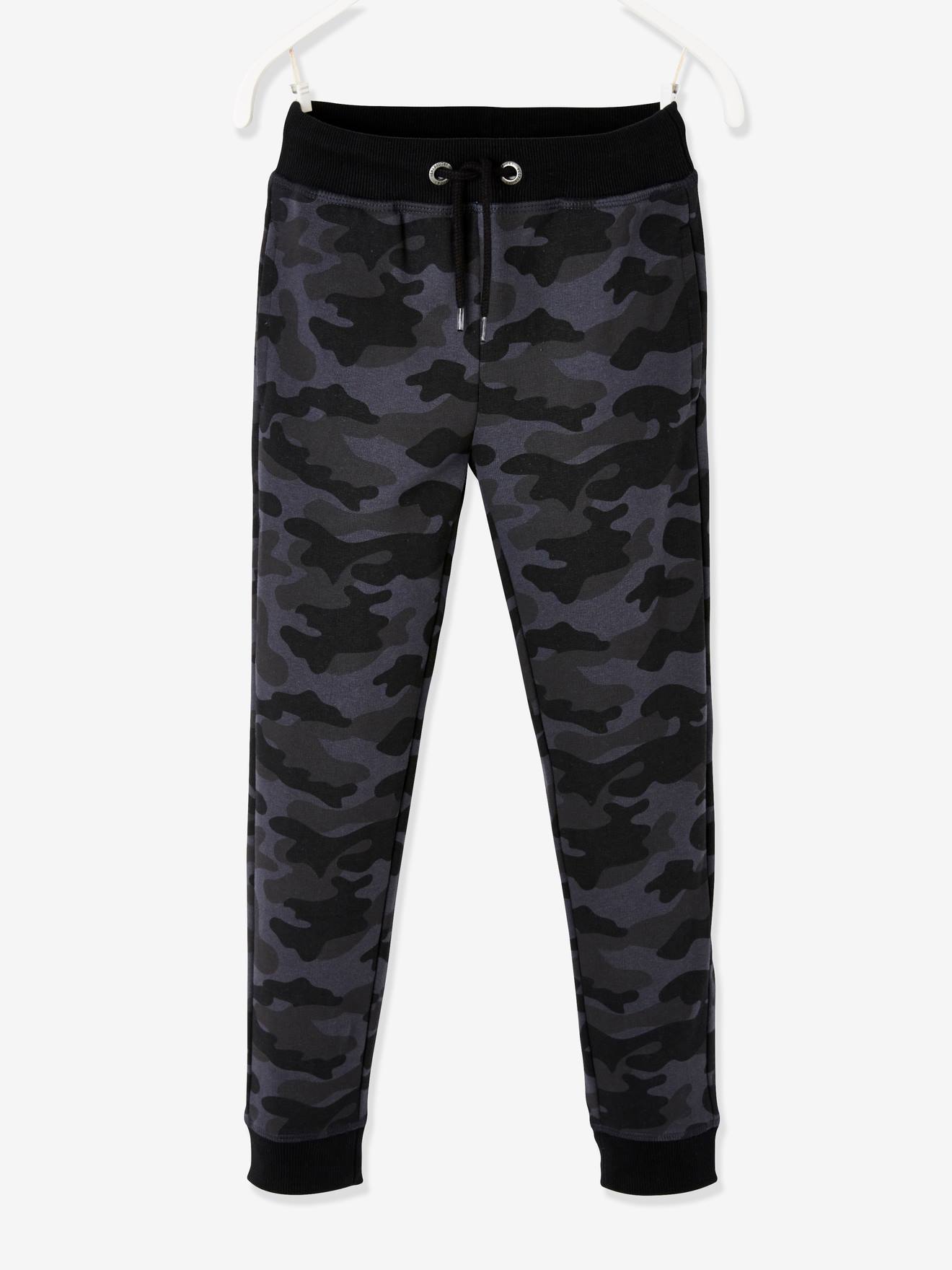 Calça de fato de treino infantil em fleece com estampa camuflada, cor preta escura.