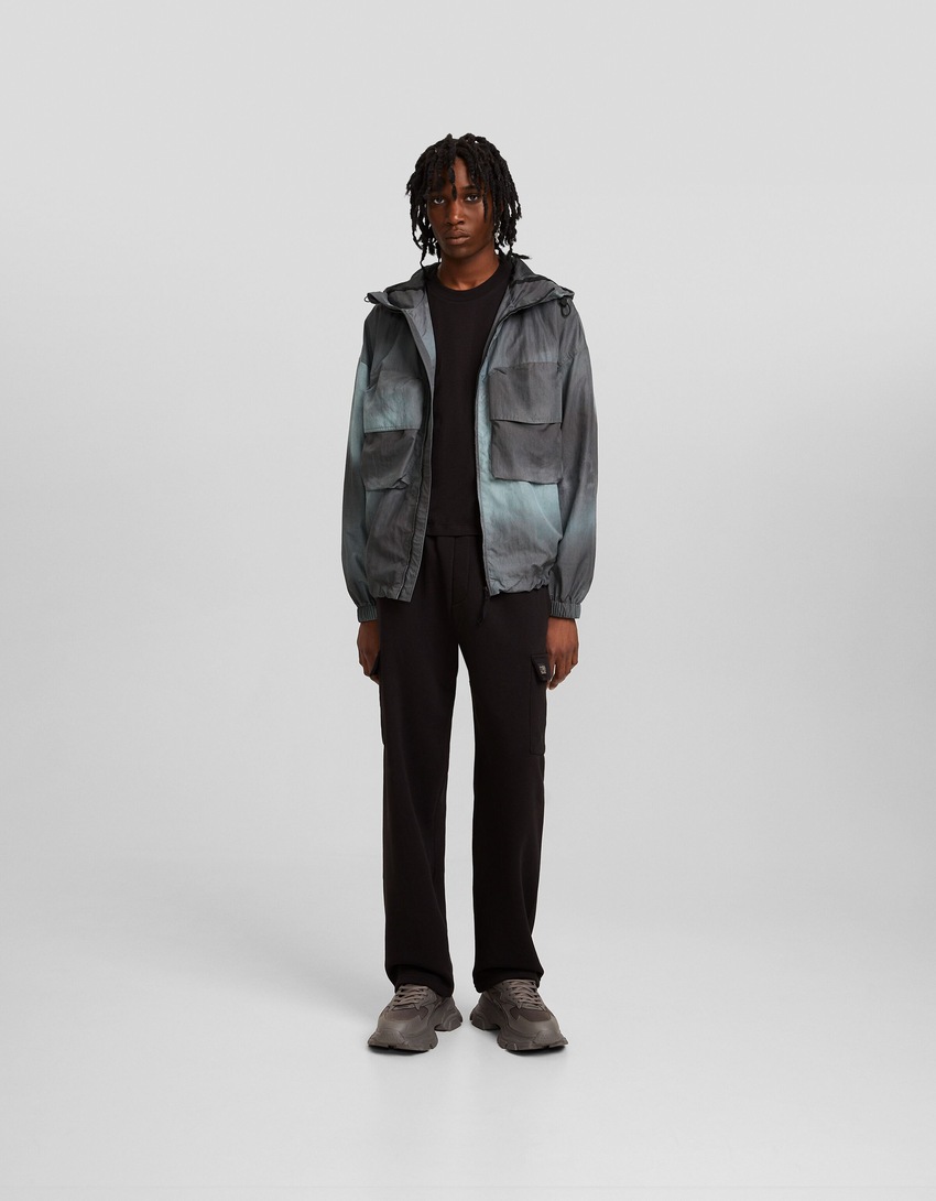 Jaqueta leve de nylon com capuz e estampa