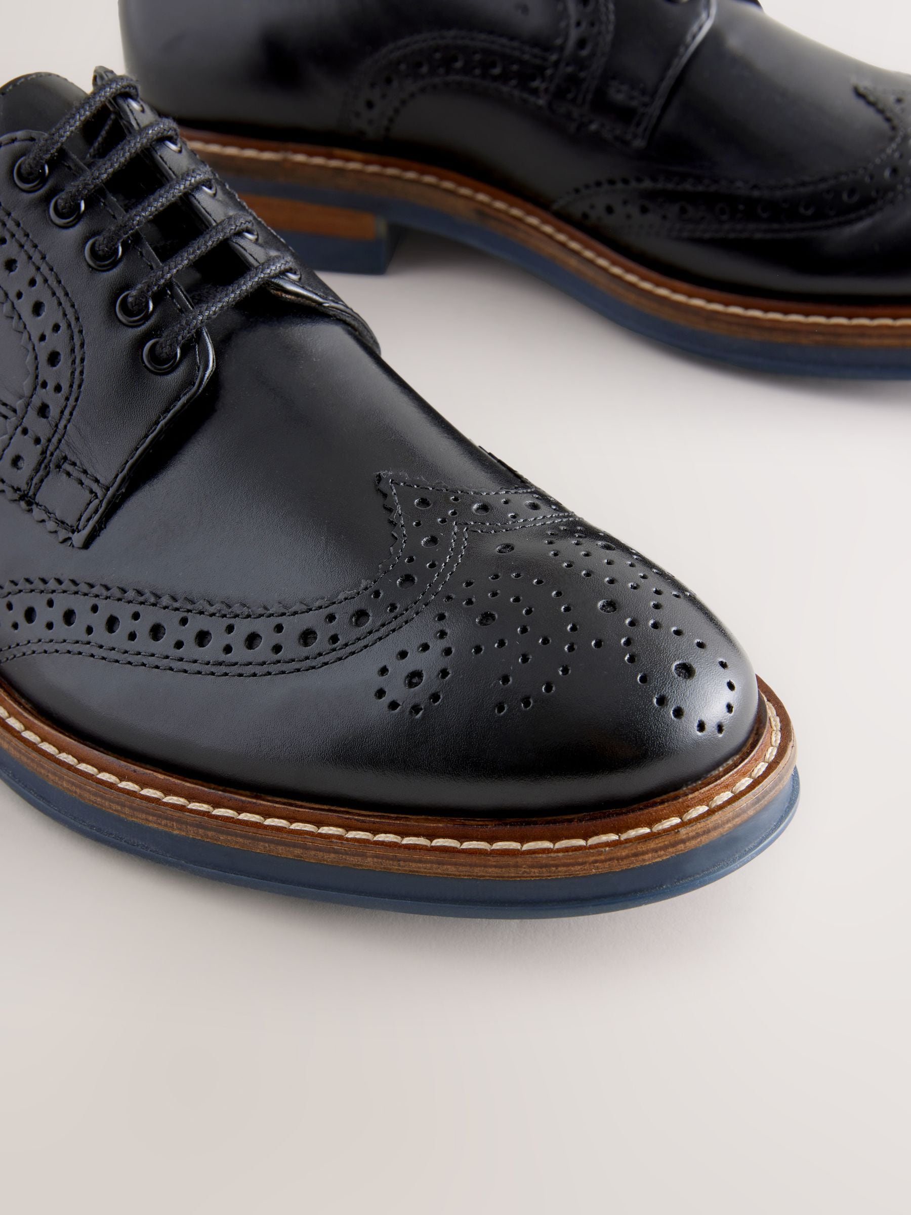 Zwart - Standaard pasvorm - Leren brogues met contrasterende dikke zool