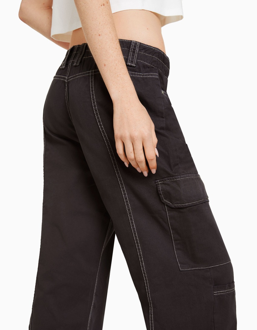 Calça cargo de algodão de cintura baixa com costura contrastante.