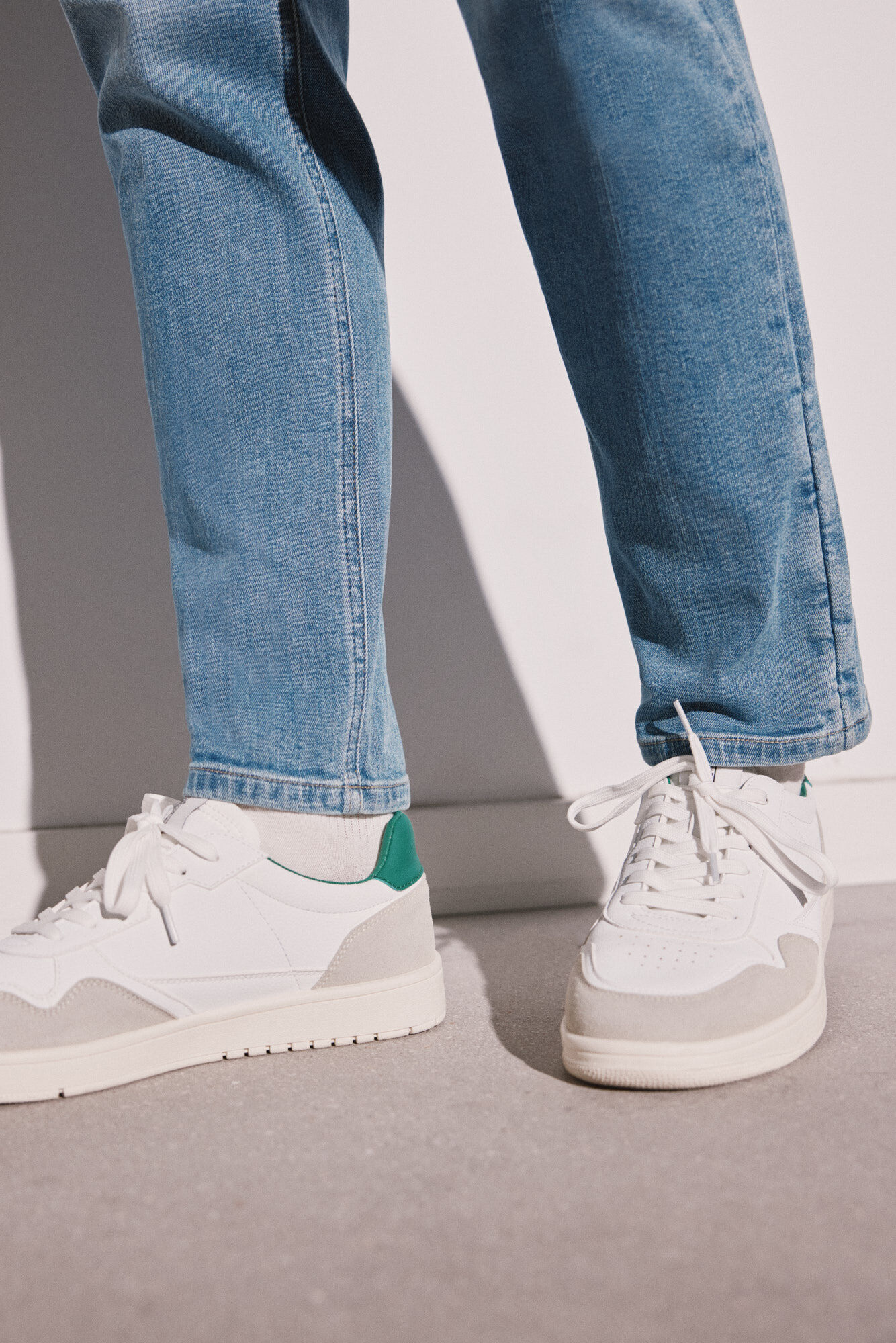 Calça jeans slim, lavagem média, levemente suja.