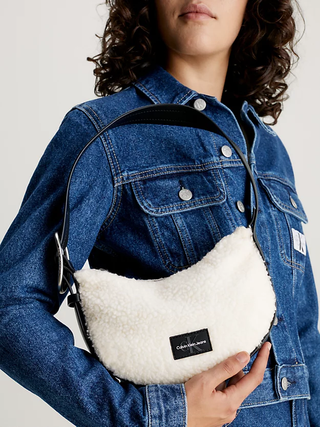 Bolsa de ombro pequena em sherpa