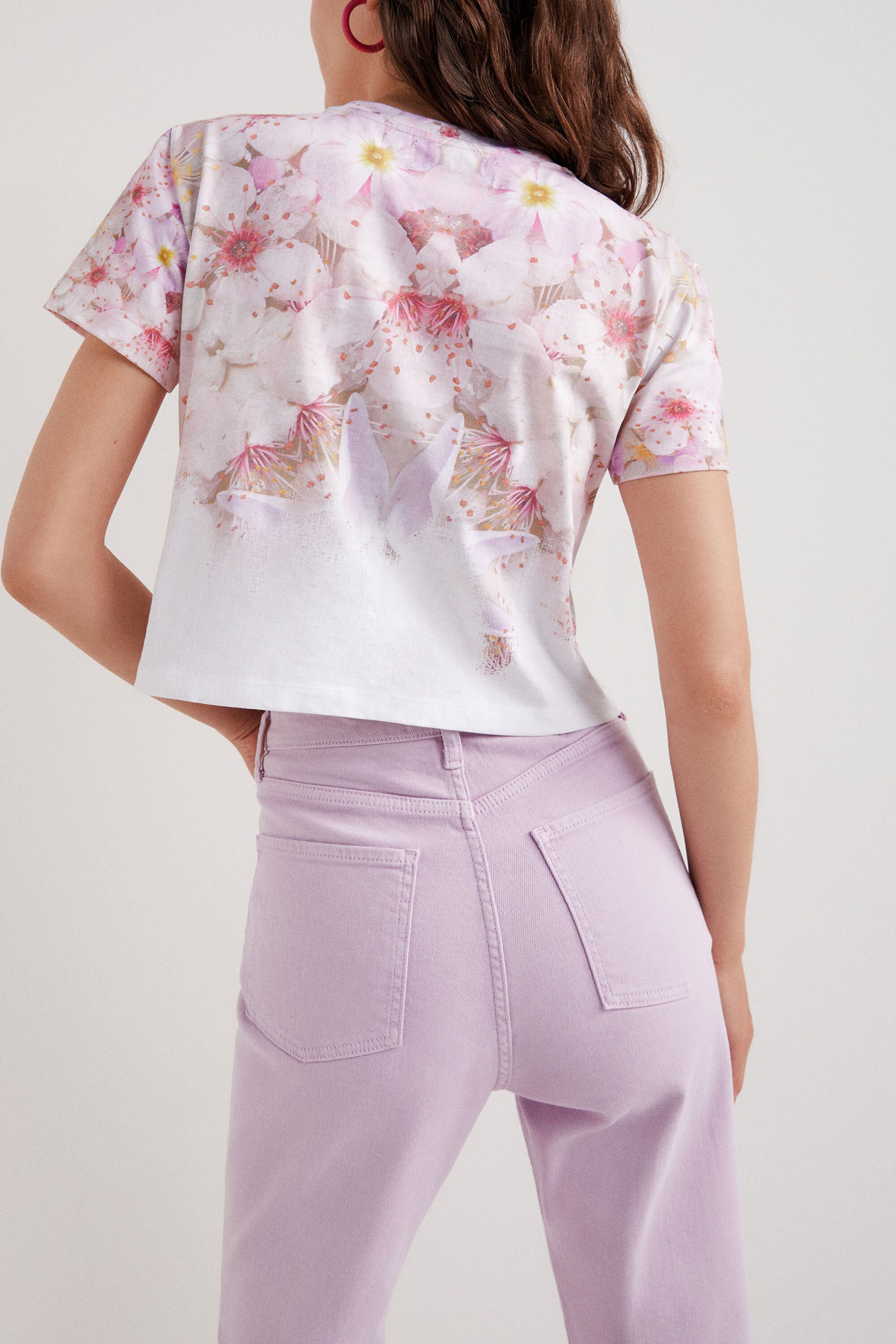T-shirt floral et patch