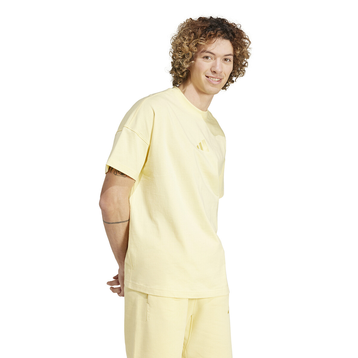 Camiseta adidas Performance em malha com logotipo tonal
