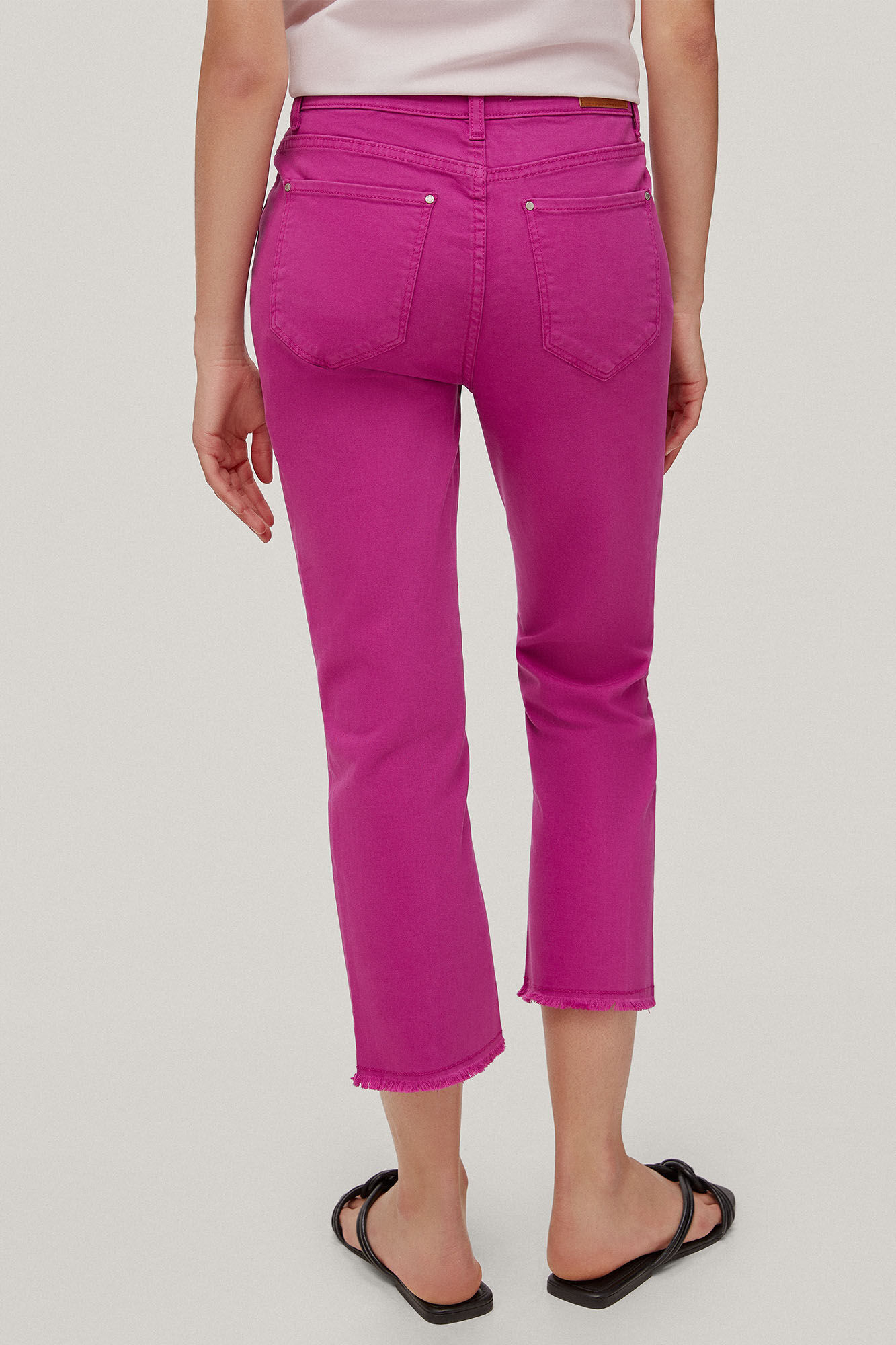 Calça jeans Capri de corte reto com 5 bolsos - Roxa