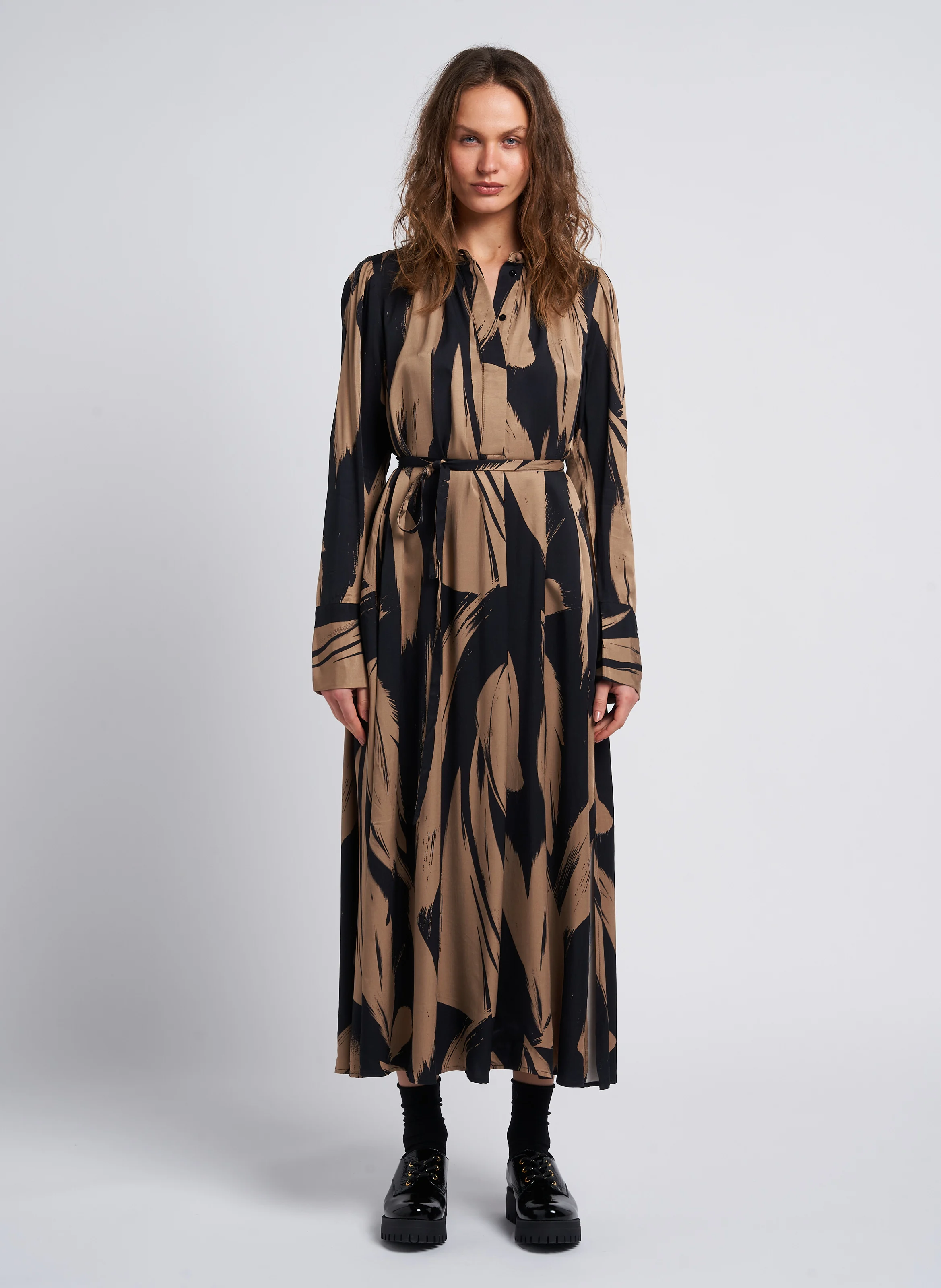 JONE - Robe longue col classique imprimée| Noir