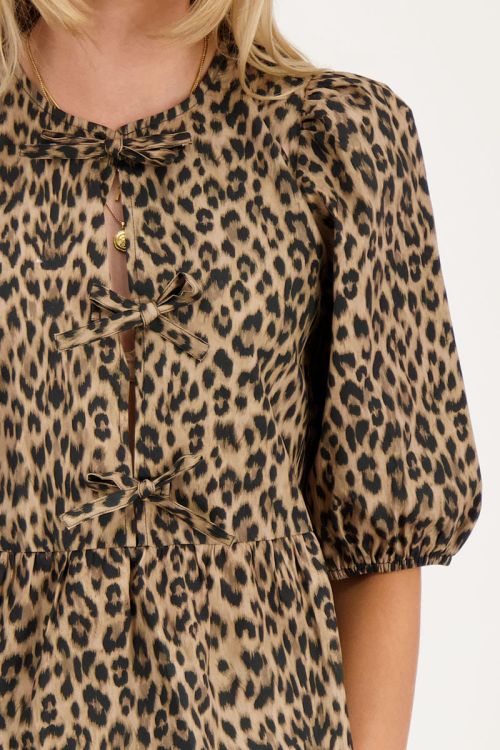Panter top met strikjes en pofmouwen