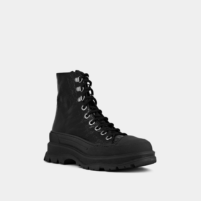 Boots à lacets et semelles crantées  en cuir vieilli noir