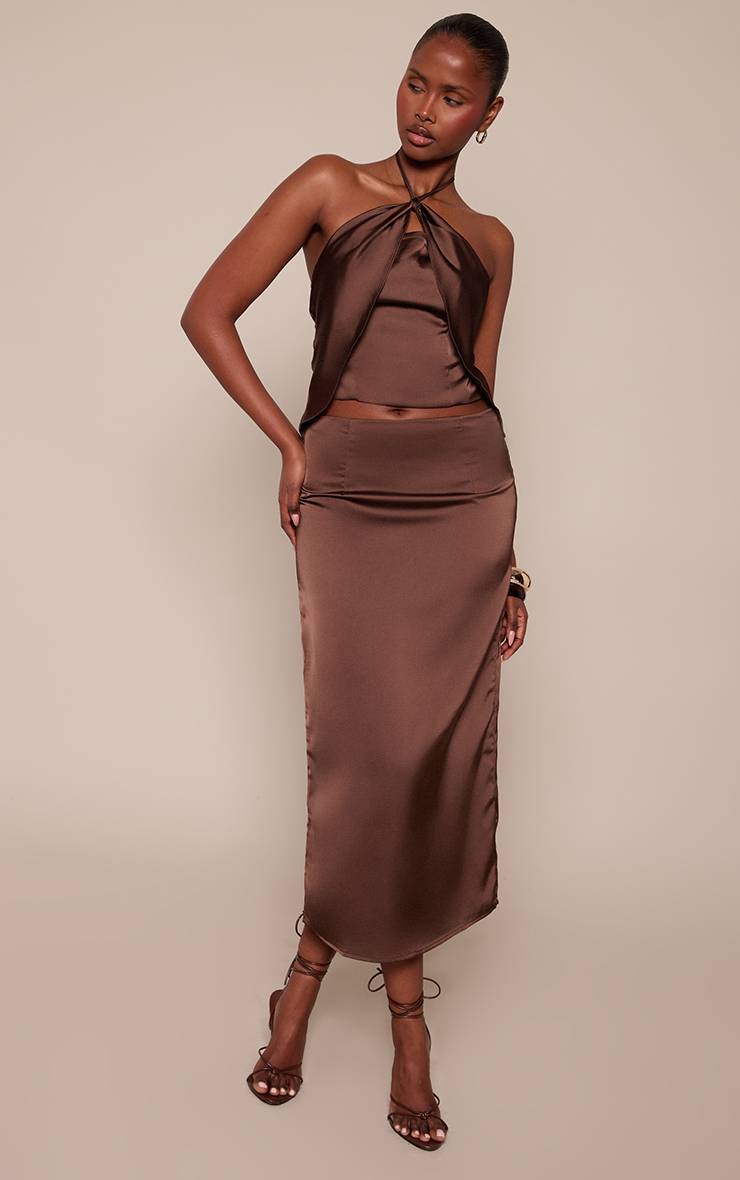 Chocolat Top Court Col Halter Avec Détail Découpe En Satin Coordonné