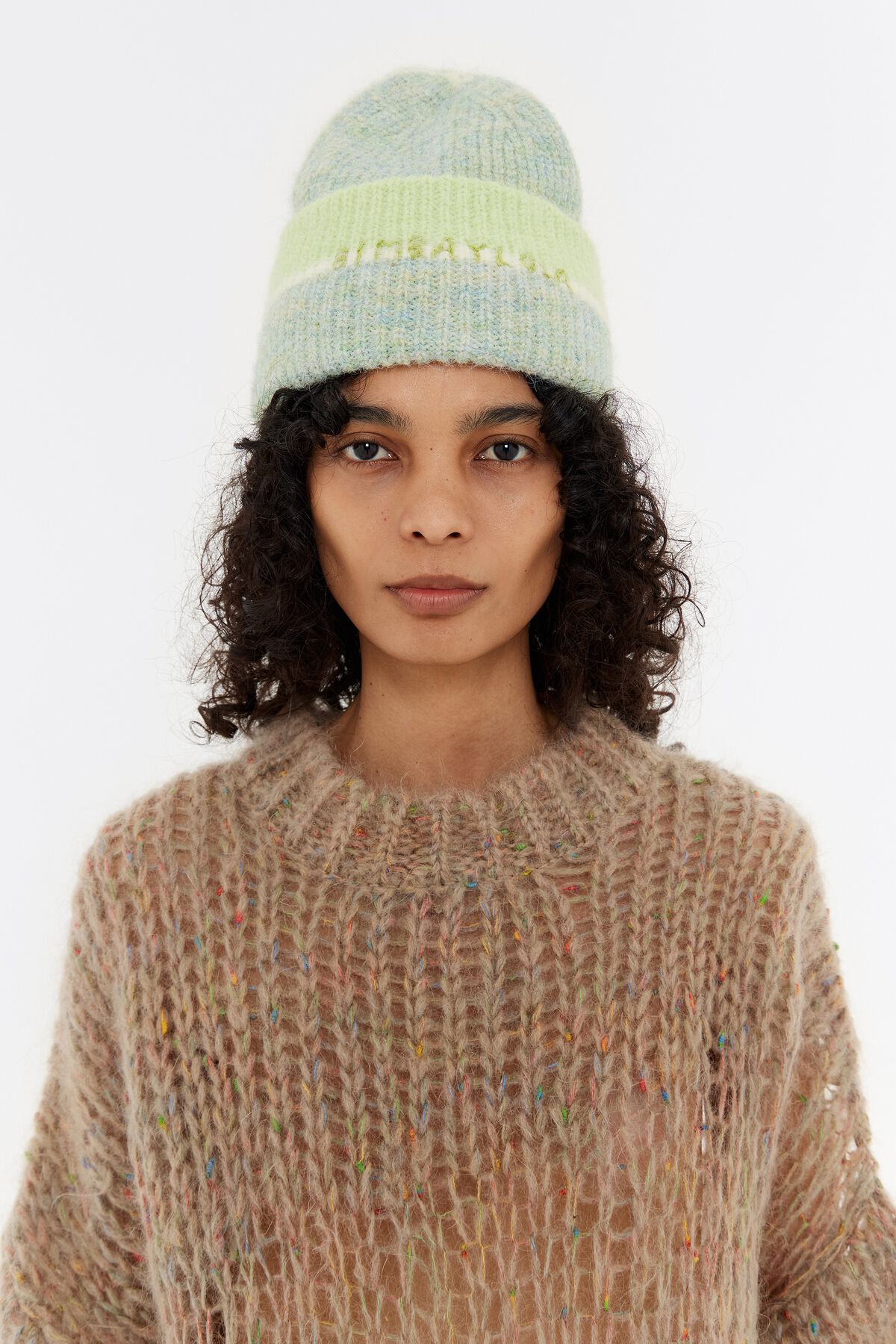 Gorro de tricô verde contrastante