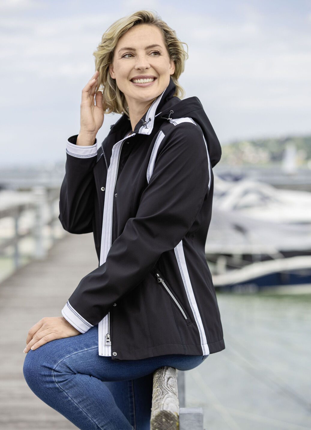 Jacke mit abnehmbarer Kapuze