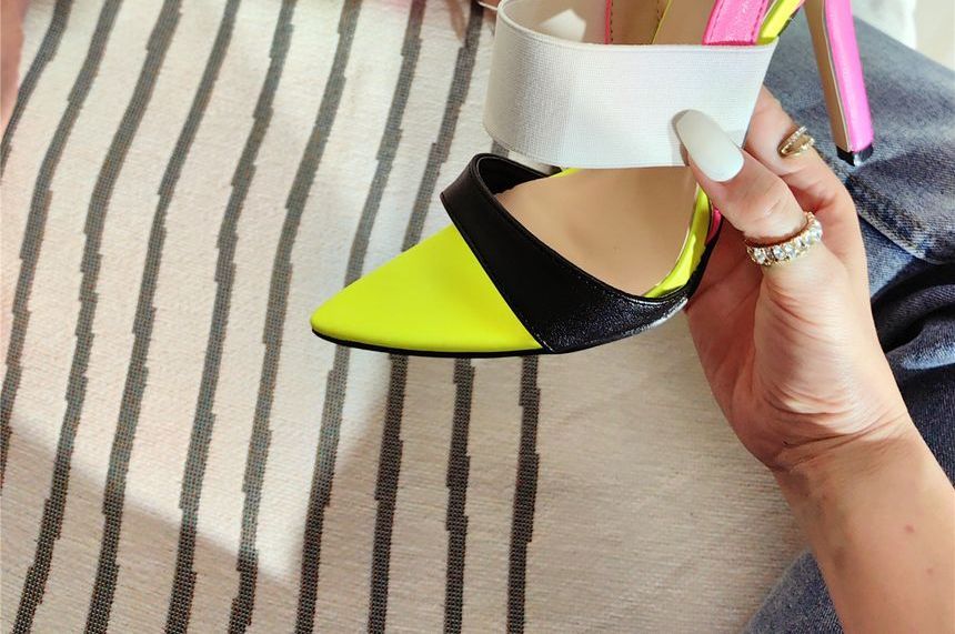Niuna - Stiletto puntige enkelband sandalen met kleurblokken