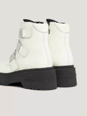 Botas de couro com fivela robusta