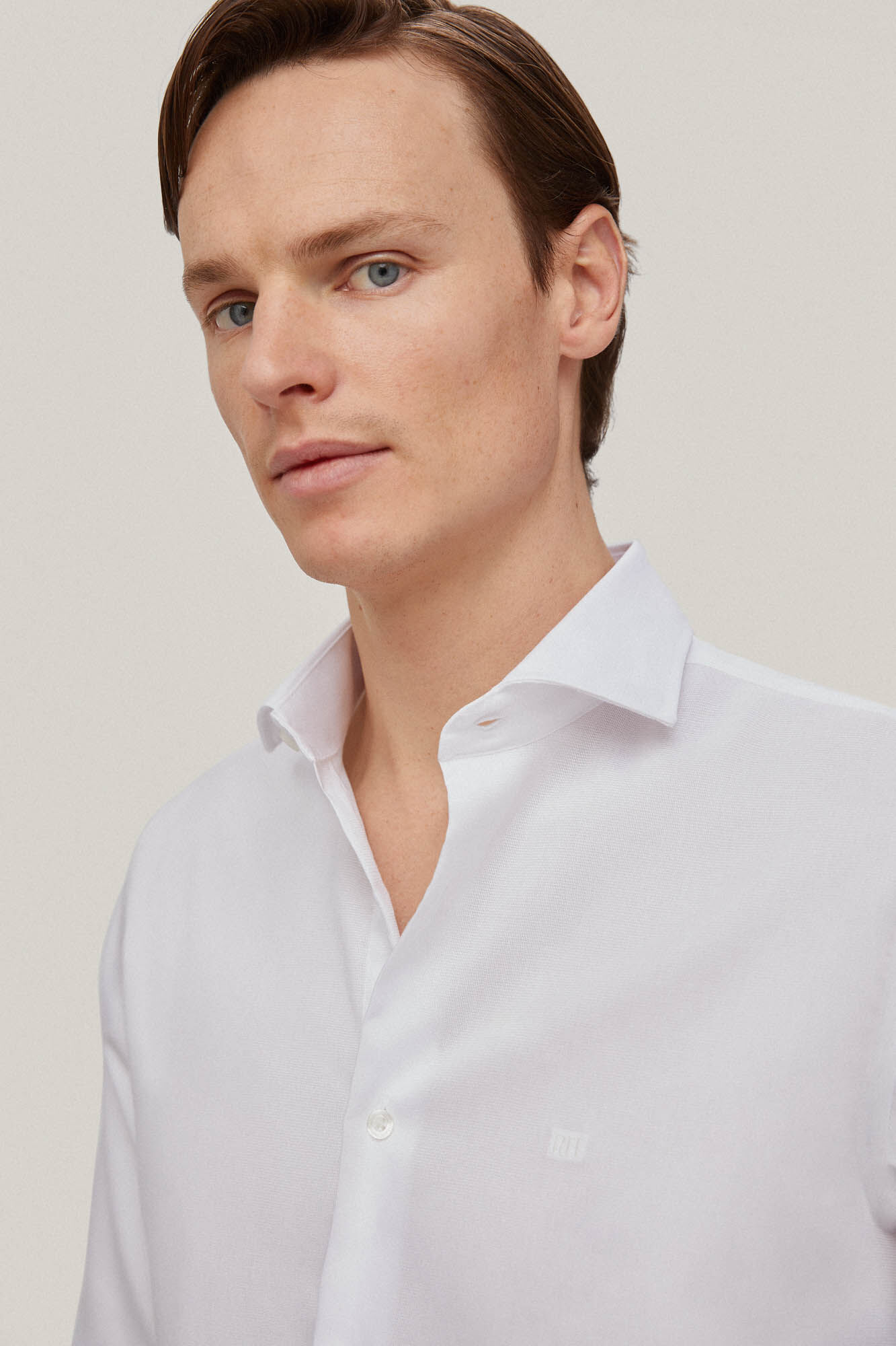 Camisa social lisa, textura que não precisa passar e resistente a manchas - Branca