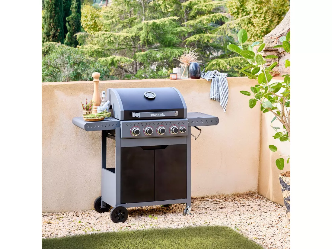 Barbecue au gaz Edmond noir. 4 brûleurs + 1 feu latéral. avec thermomètre. L 122x P62 x H143 cm