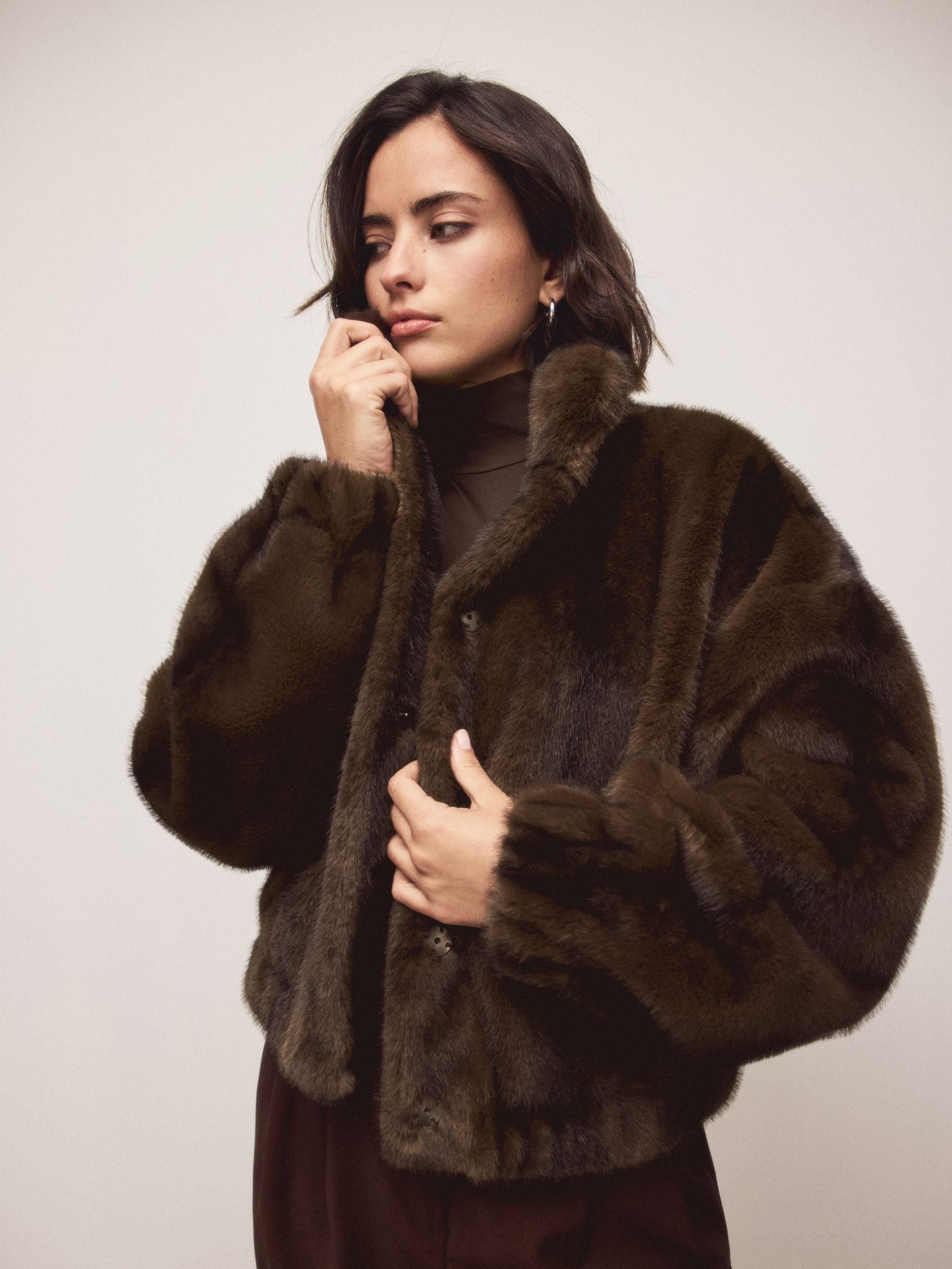 Chocoladebruin - Soft Touch Faux Fur Funnel Neck Bomber Jacket