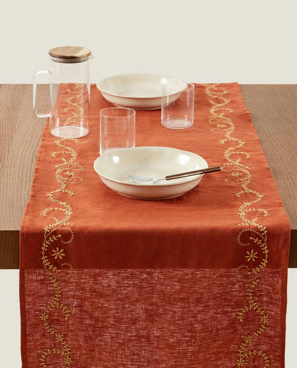 CAMINHO DE MESA DE LINHO BORDADO