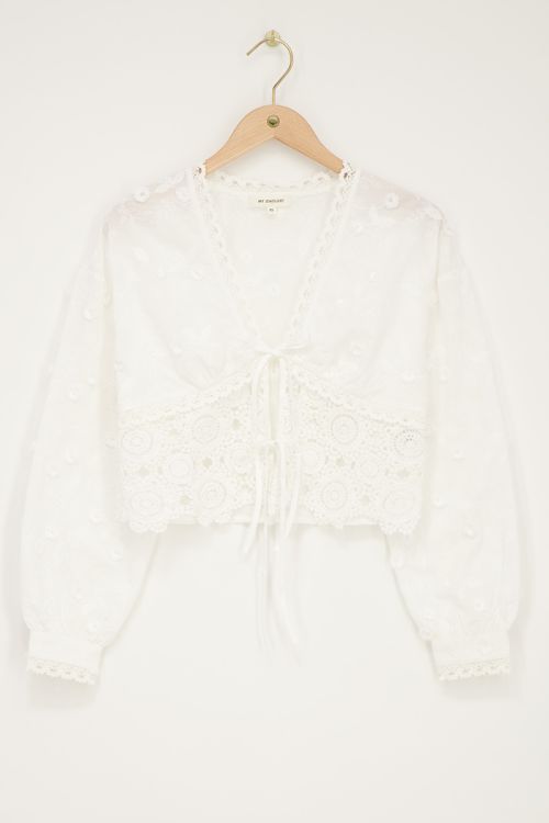 Witte strikjes top met embroidery en crochet