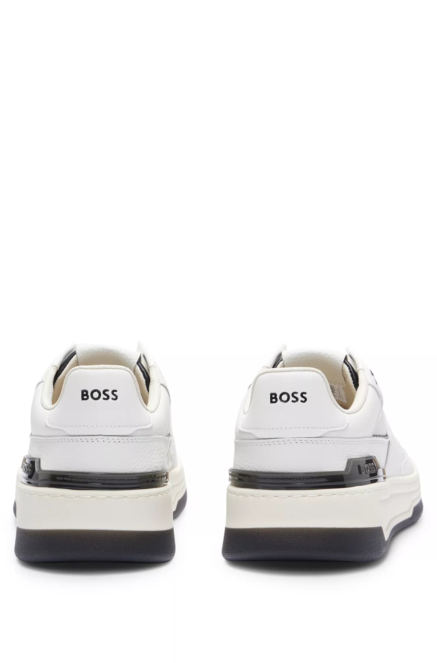 Tênis BOSS pretos estilo basquete com couro e detalhes em tela refletora.