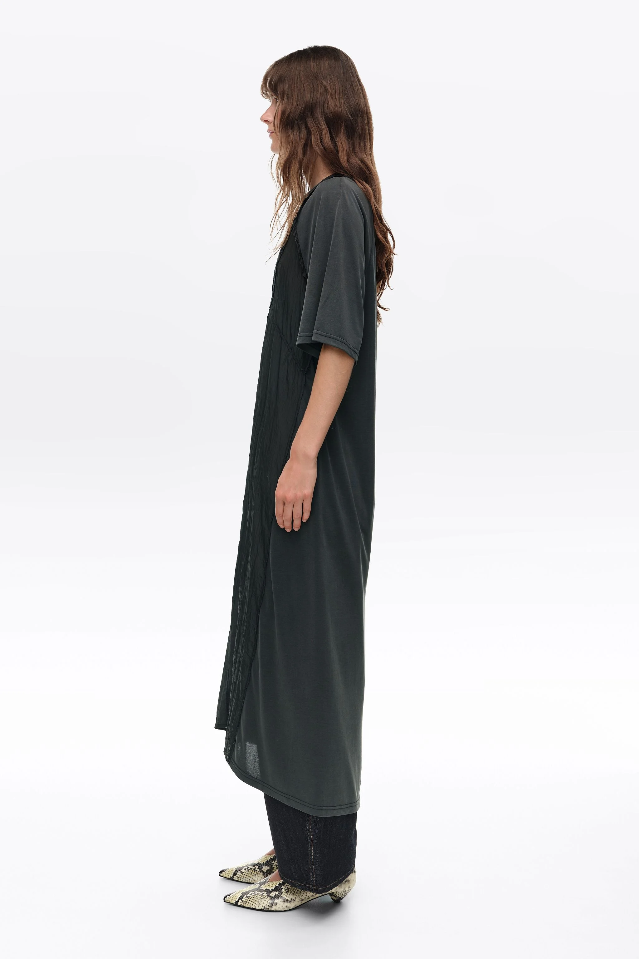 Vestido preto de renda lavada com babador