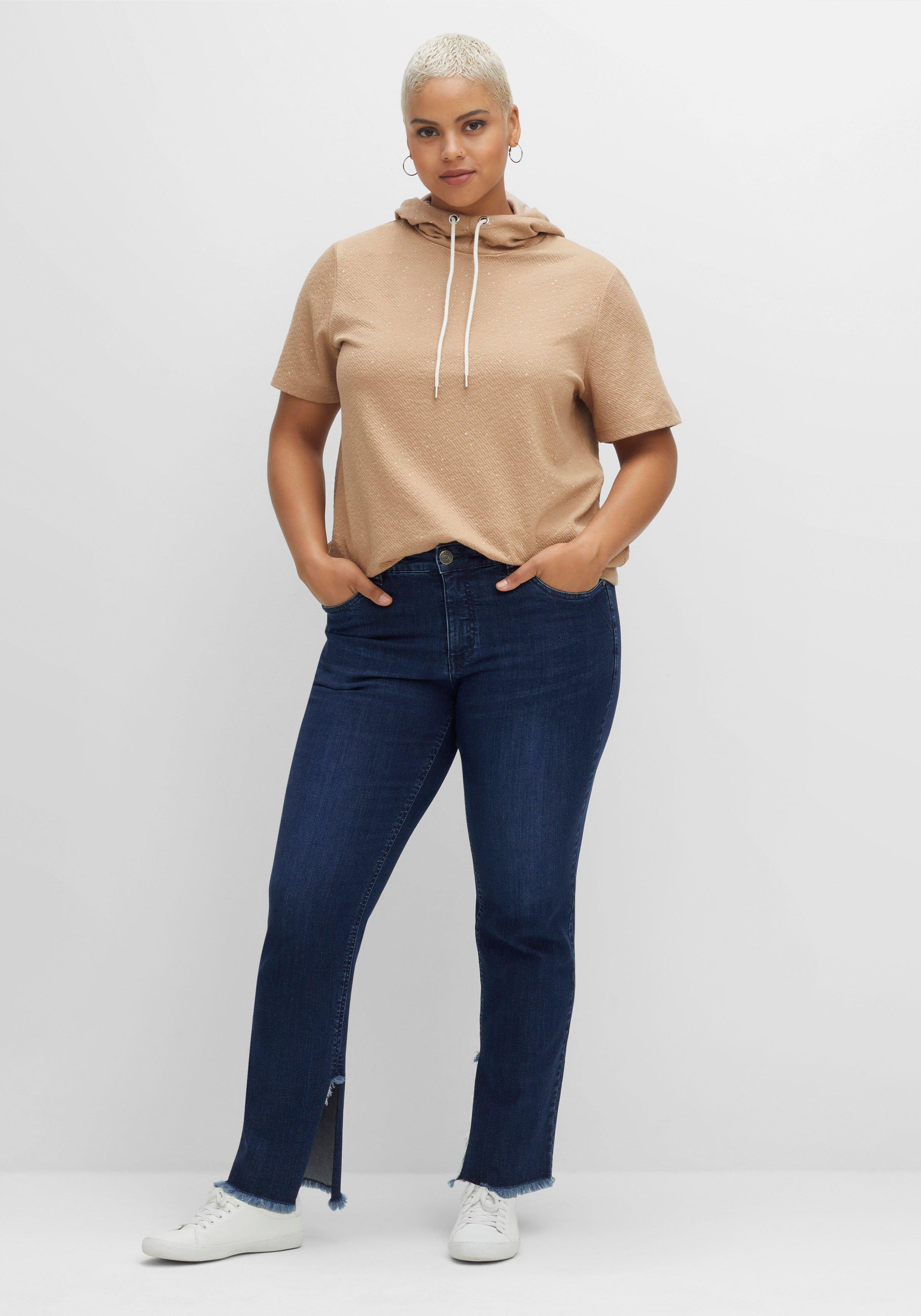 Gerade Jeans mit geschlitztem Innensaum