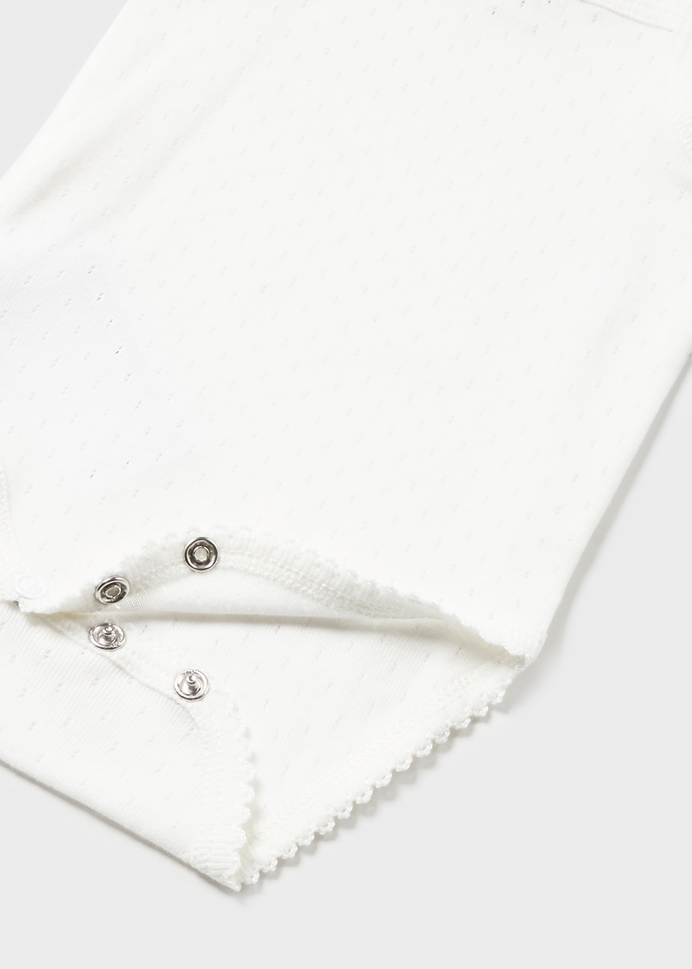 Body Better Cotton nude para recém-nascido com detalhes vazados e alças.